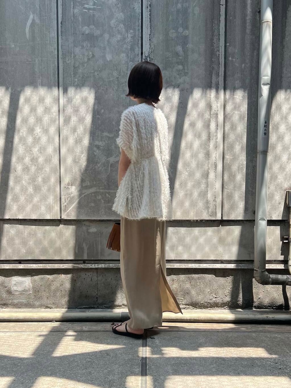 「アーバンリサーチ、URBANRESEARCH、サンダル、サテン、夏、休日スタイル、ROSSO、サンダルコーデ、スカートコーデ、淡色コーデ、淡色、キュプラ、イエべ秋、イエべ、やや暑い」｜「URBAN RESEARCH ROSSO WOMENのAULENTTI　フリンジBAG（ハンドバッグ、イエロー系）」を使った、araiさん（レディース・161cm）の春コーディネートの2枚目の写真