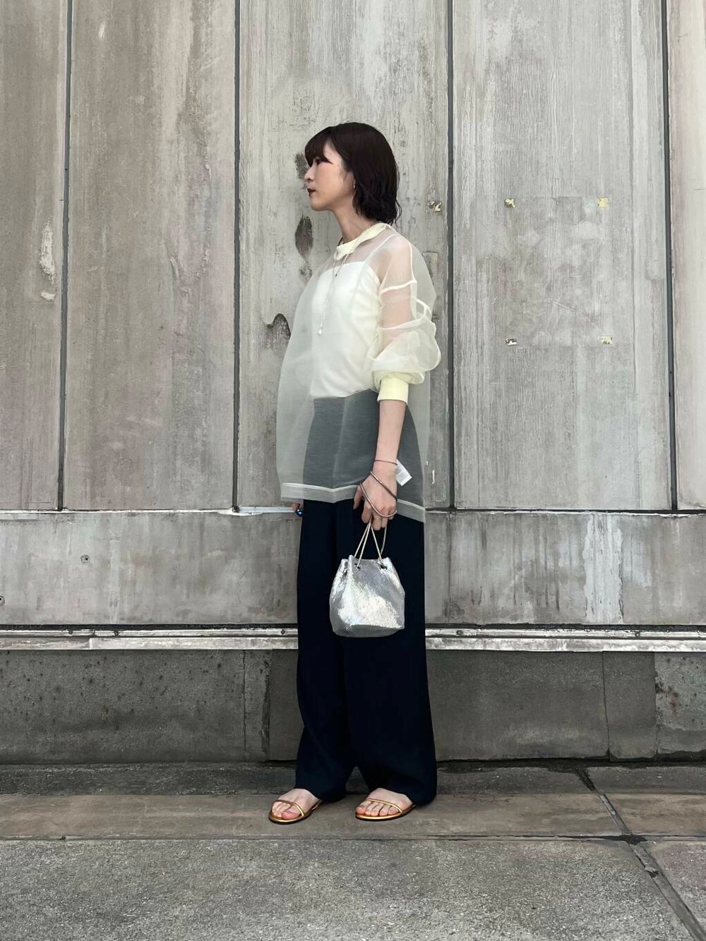 「URBANRESEARCH、休日スタイル、旅行コーデ」｜「URBAN RESEARCHのアセテートカップ付きキャミソール（キャミソール、ホワイト系）」を使った、araiさん（レディース・161cm）の春コーディネートの3枚目の写真