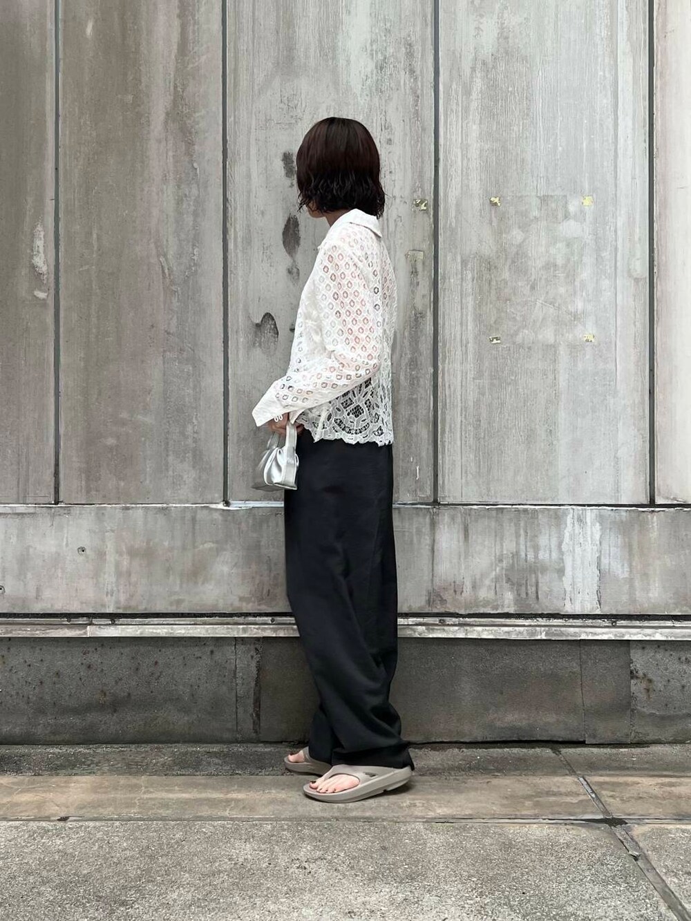 「シャツ、アーバンリサーチ、URBANRESEARCH、レース、休日スタイル、レースシャツ、インドレース、スタッフのこれ買いました、トレンドシャツ」｜「URBAN RESEARCHのインドレースオープンカラーシャツ（シャツ/ブラウス、ホワイト系）」を使った、araiさん（レディース・161cm）の春コーディネートの2枚目の写真