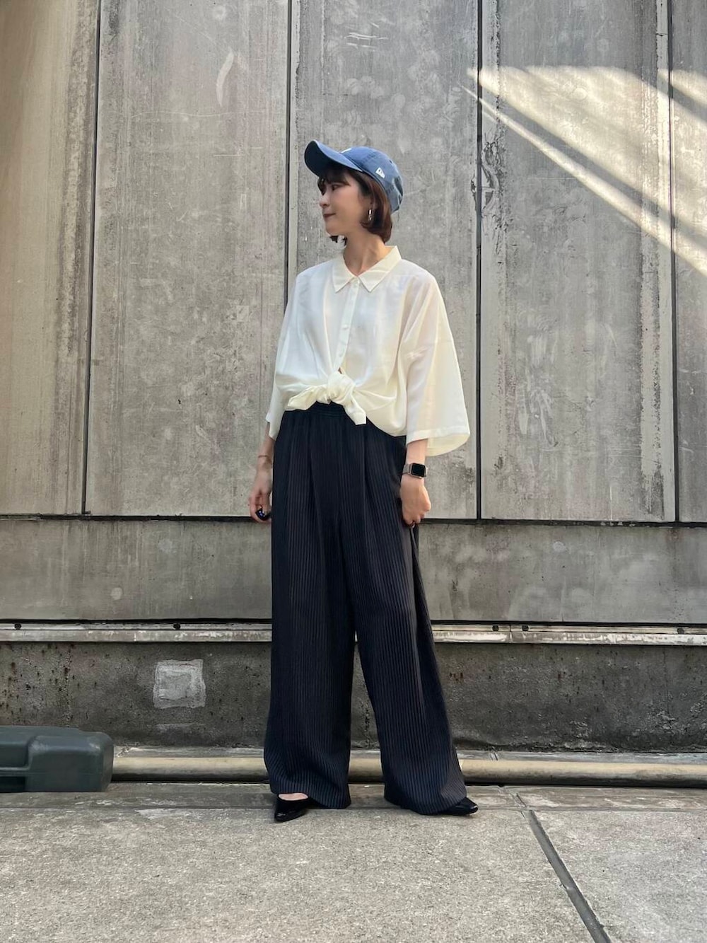 「シャツ、アーバンリサーチ、URBANRESEARCH、キャップ、シアー、夏、パンツコーデ、暑い、イエべ秋、イエべ、シャツが主役の夏コーデ、とても暑い、私が選ぶセールアイテム25ss」｜「URBAN RESEARCHのポインテッドバックストラップシューズ（パンプス、ブラック系）」を使った、araiさん（レディース・161cm）の夏コーディネートの2枚目の写真
