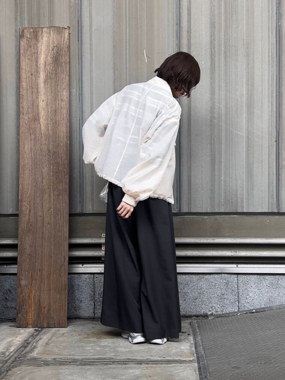 「URBANRESEARCH、ボーダー、ブルゾン、スニーカーコーデ、latto」｜「LAATOのwide tack pants（その他パンツ、グレー系）」を使った、araiさん（レディース・161cm）の春コーディネートの3枚目の写真