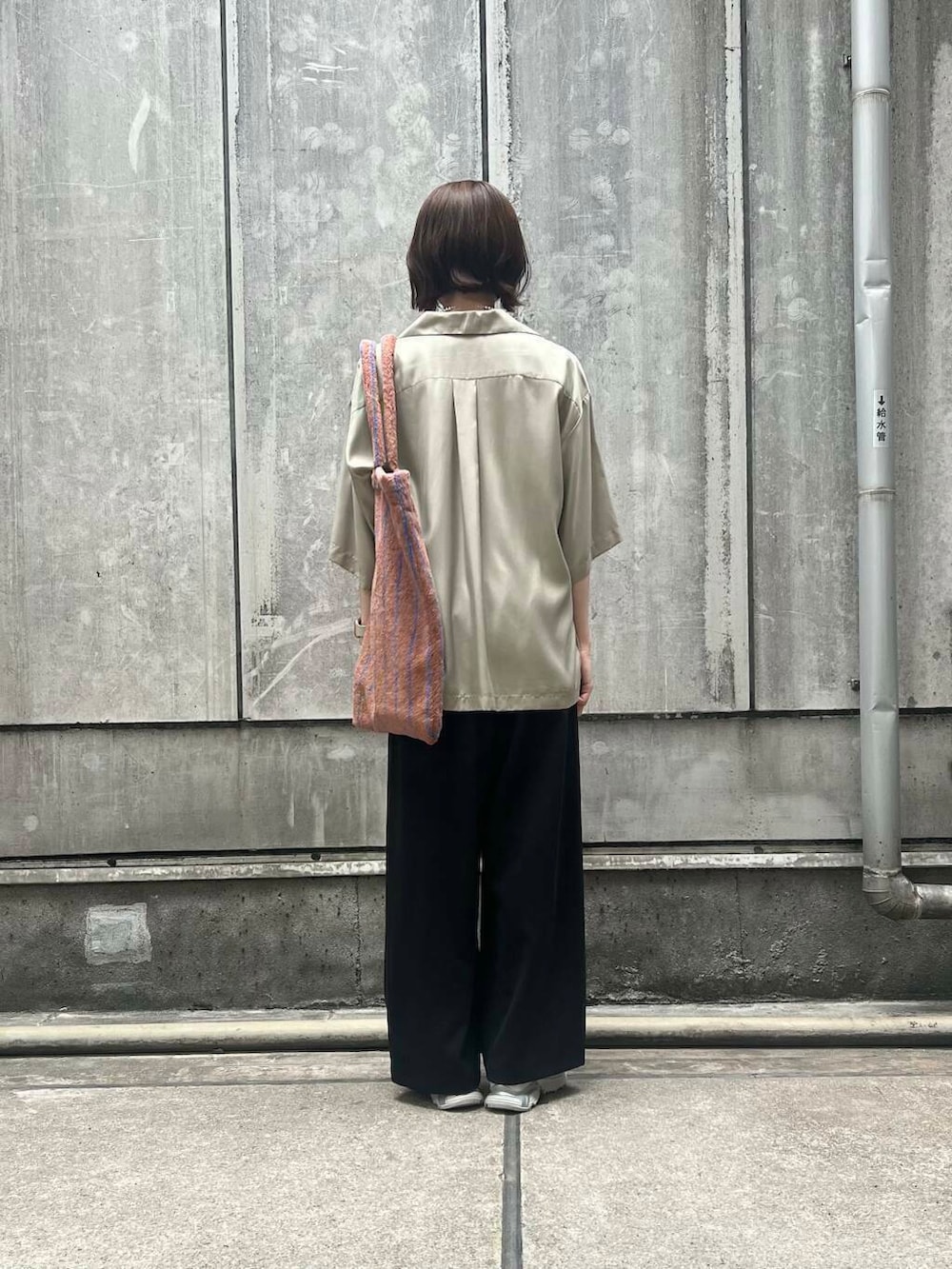 「シャツ、アーバンリサーチ、ワイドパンツ、サングラス、URBANRESEARCH、トートバッグ、スニーカーコーデ、パンツスタイル、夏、休日スタイル、キュプラ、旅行コーデ、decor、デコール、イエべ秋」｜「URBAN RESEARCHのタックギャザーストレートパンツ（その他パンツ、ブラック系）」を使った、araiさん（レディース・161cm）の春コーディネートの3枚目の写真