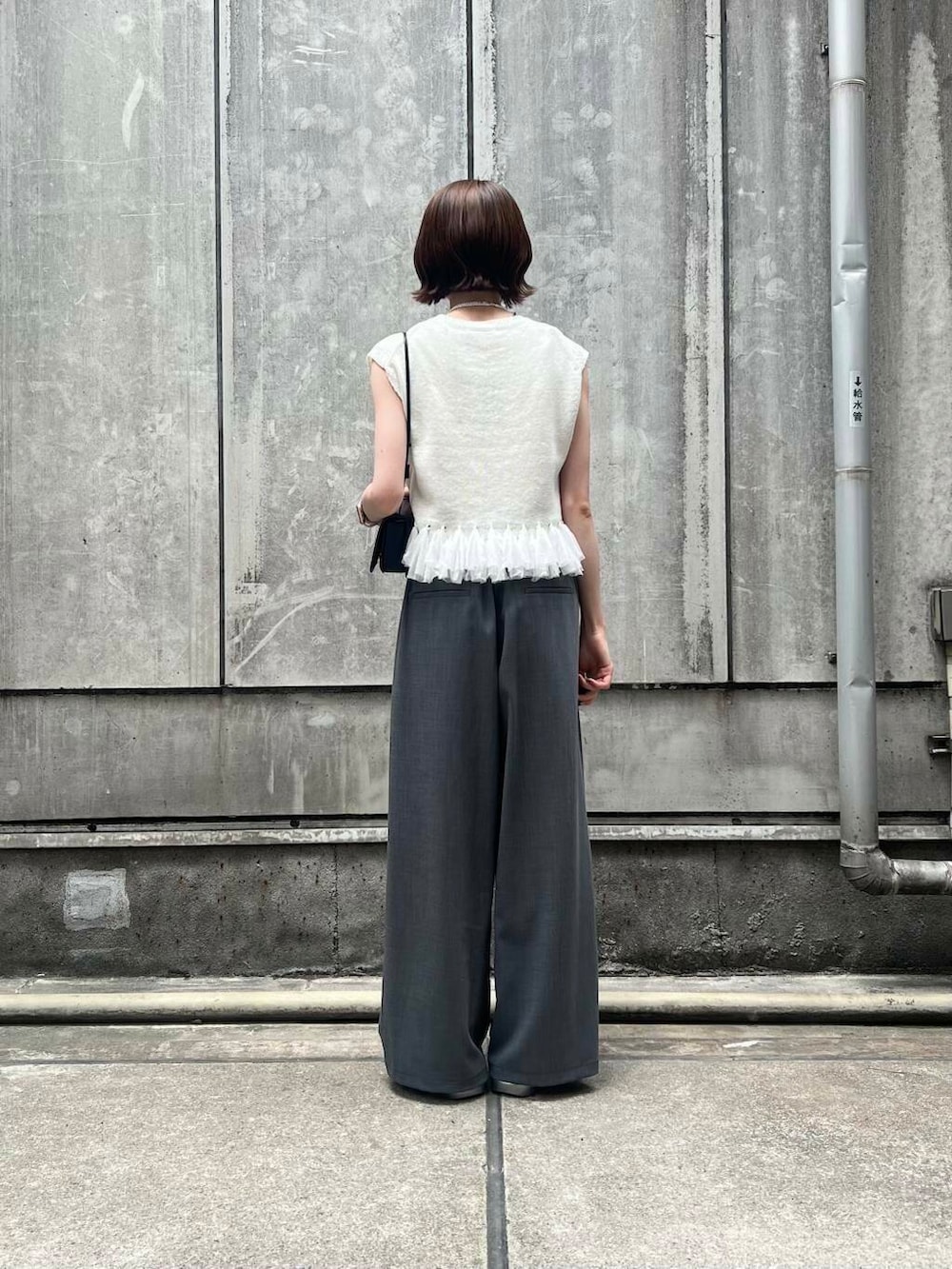 「アーバンリサーチ、イージーパンツ、URBANRESEARCH、サンダル、夏、サマーニット、休日スタイル、ROSSO、サンダルコーデ、旅行コーデ、暑い、イエべ秋、イエべ、paes」｜「ITTIの『別注』ITTI×URBAN RESEARCH　MICHELLE ERRAND POUCH（ショルダーバッグ、ブラック系）」を使った、araiさん（レディース・161cm）の春コーディネートの4枚目の写真