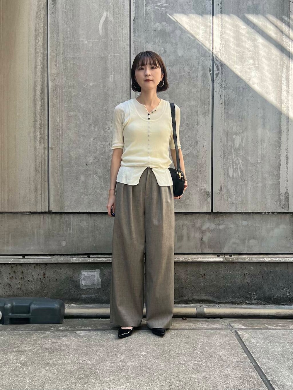 「アーバンリサーチ、スラックス、URBANRESEARCH、KBF、レイヤード、夏、暑い、イエべ秋、イエべ、スタッフのこれ買いました、とても暑い」｜「RODE SKOのプレーンショルダーバッグ（ショルダーバッグ、ブラック系）」を使った、araiさん（レディース・161cm）の夏コーディネートの2枚目の写真