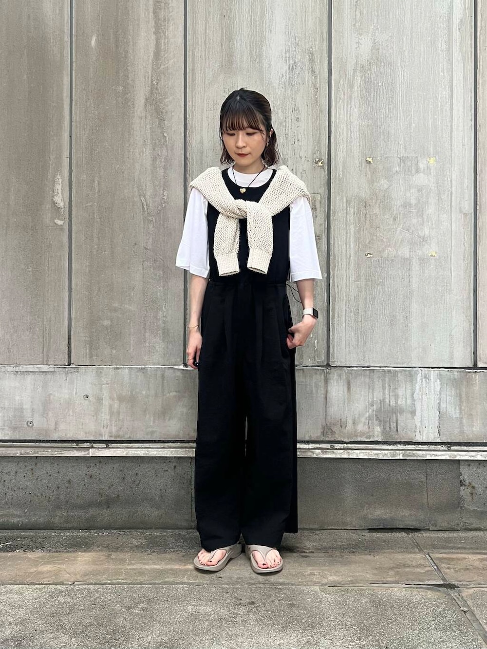 「アーバンリサーチ、オールインワン、URBANRESEARCH、アウトドア、夏、OOFOS、休日スタイル、旅行コーデ、イエべ秋、thousandmile、イエべ」｜「OOFOSのOOFOS　Ooriginal（サンダル、ベージュ系）」を使った、araiさん（レディース・161cm）の春コーディネートの2枚目の写真