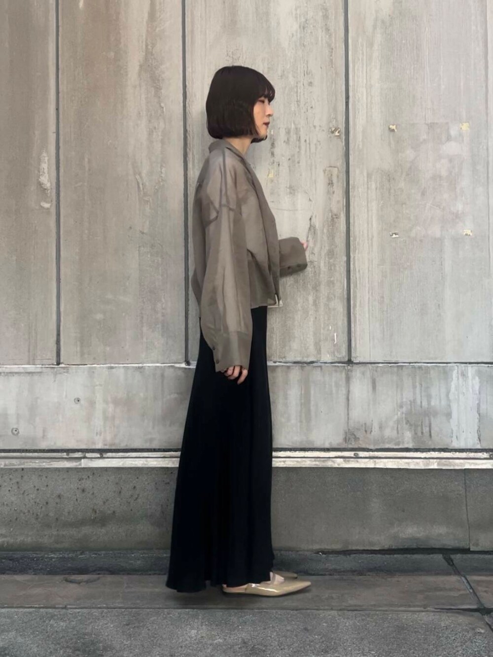 「URBANRESEARCH、SonnyLabel、シアー、春コーデ、春、休日スタイル、ROSSO、シアーシャツ、スカートコーデ、綺麗目コーデ、キュプラ、旅行コーデ」|「URBAN RESEARCH Sonny LabelのスラブベーシックロングスリーブTシャツ(Tシャツ/カットソー、ホワイト系)」を使った、araiさん(レディース・161cm)の春コーディネートの2枚目の写真