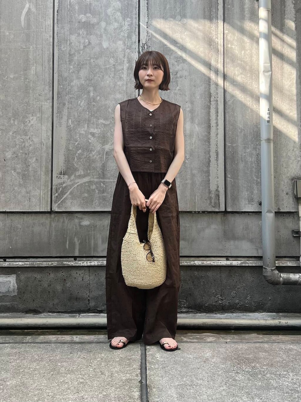 「アーバンリサーチ、セットアップ、ブラウン、URBANRESEARCH、サンダル、ドット、パンツスタイル、夏、休日スタイル、サンダルコーデ、旅行コーデ、オーガンジー、暑い、イエべ秋、イエべ」｜「KANEKO OPTICALの『別注』KANEKO OPTICAL×URBAN RESEARCH　URA-07（メガネ、ブラウン系）」を使った、araiさん（レディース・161cm）の春コーディネートの2枚目の写真