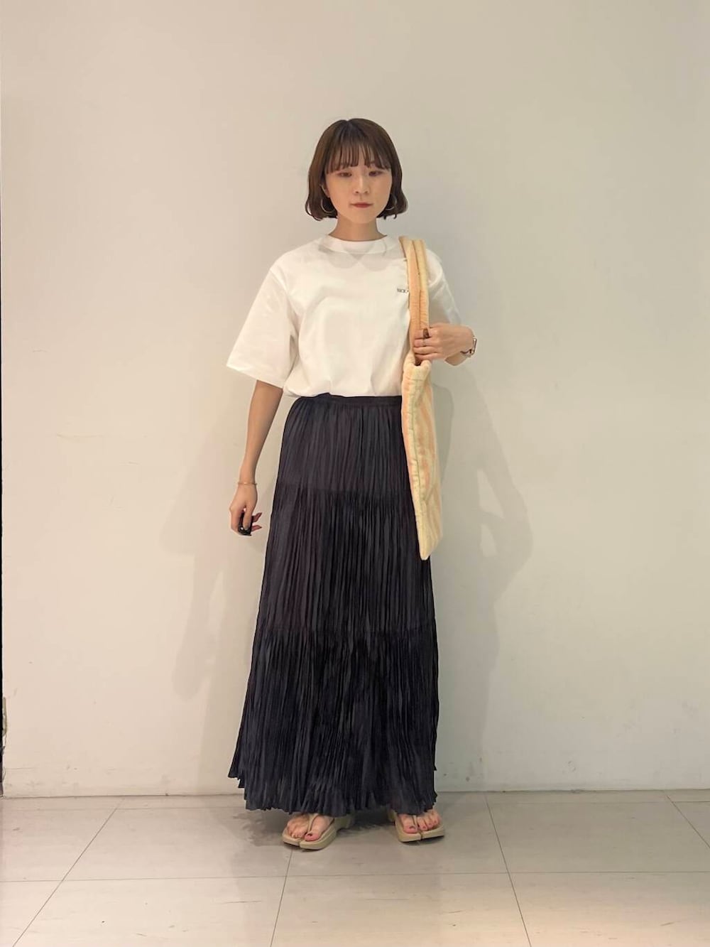 「アーバンリサーチ、URBANRESEARCH、サンダル、トートバッグ、夏、休日スタイル、サンダルコーデ、スカートコーデ、プリントtシャツ、暑い、イエべ秋、イエべ、とても暑い、bongusta、paes」｜「URBAN RESEARCHのワッシャープリーツイージースカート（スカート、グレー系）」を使った、araiさん（レディース・161cm）の夏コーディネートの2枚目の写真