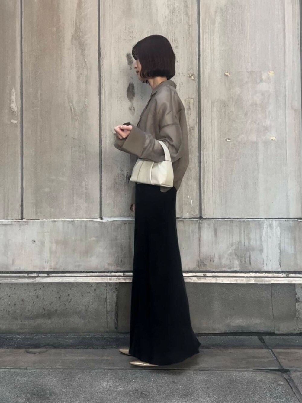 「URBANRESEARCH、SonnyLabel、シアー、春コーデ、春、休日スタイル、ROSSO、シアーシャツ、スカートコーデ、綺麗目コーデ、キュプラ、旅行コーデ」|「URBAN RESEARCH Sonny LabelのスラブベーシックロングスリーブTシャツ(Tシャツ/カットソー、ホワイト系)」を使った、araiさん(レディース・161cm)の春コーディネートの4枚目の写真