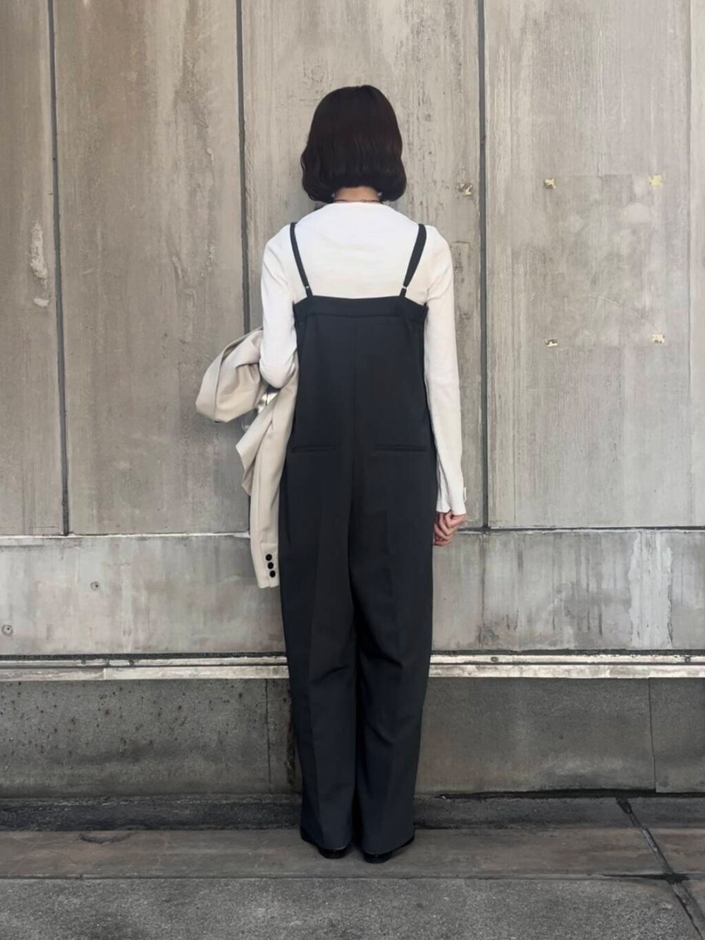 「アーバンリサーチ、パンプス、URBANRESEARCH、SonnyLabel、休日スタイル、ROSSO、ショートジャケット、旅行コーデ、春のジャケットスタイル」｜「URBAN RESEARCH Sonny LabelのスラブベーシックロングスリーブTシャツ（Tシャツ/カットソー、ホワイト系）」を使った、araiさん（レディース・161cm）の春コーディネートの7枚目の写真