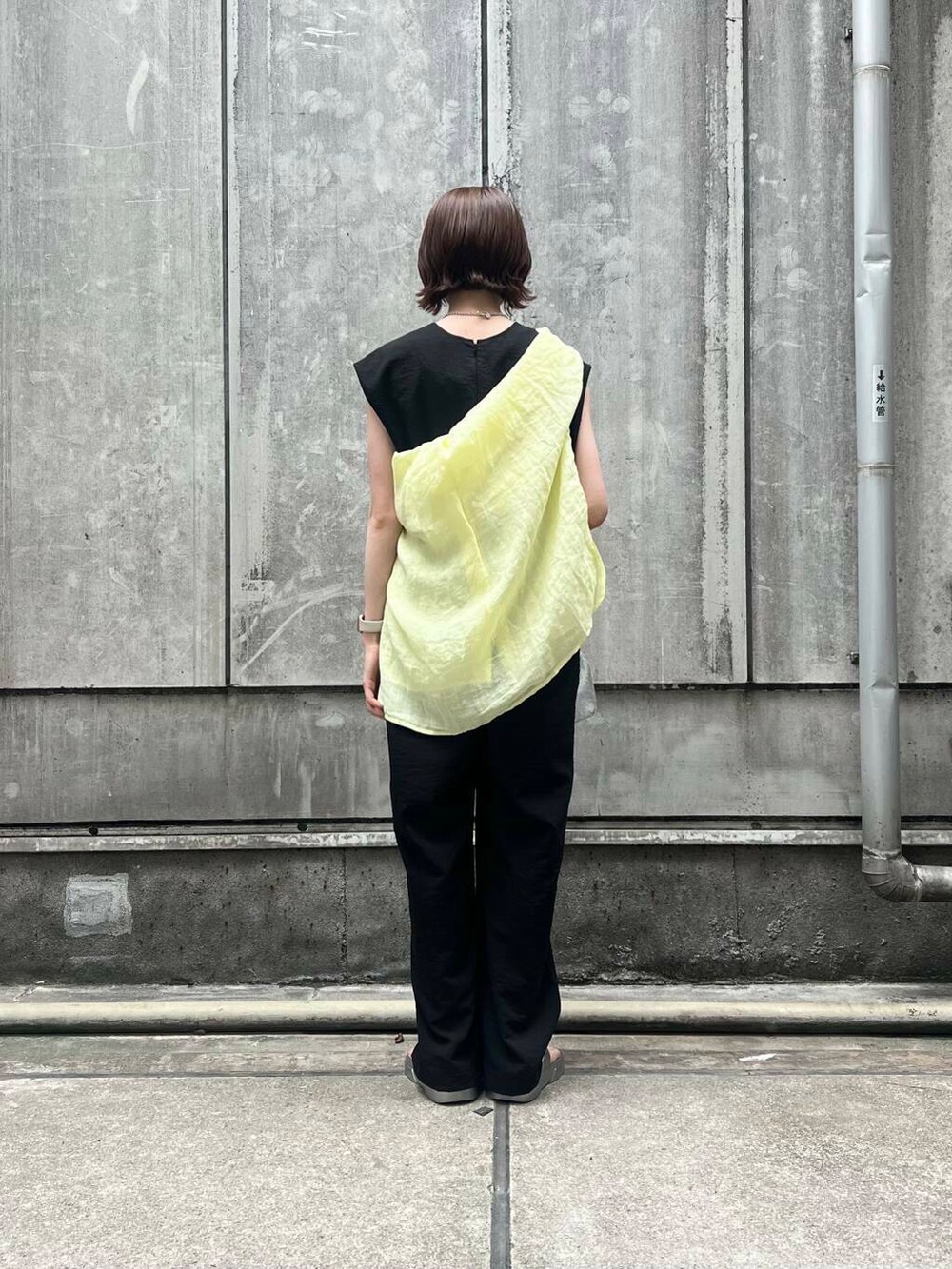 「シャツ、アーバンリサーチ、オールインワン、URBANRESEARCH、サンダル、夏、休日スタイル、サンダルコーデ、旅行コーデ、ラミー、暑い、イエべ秋、イエべ、ペイズ、着回し力抜群シャツ」|「URBAN RESEARCH ROSSO WOMENのメタルメッシュバッグ(ショルダーバッグ、シルバー系)」を使った、araiさん(レディース・161cm)の夏コーディネートの3枚目の写真