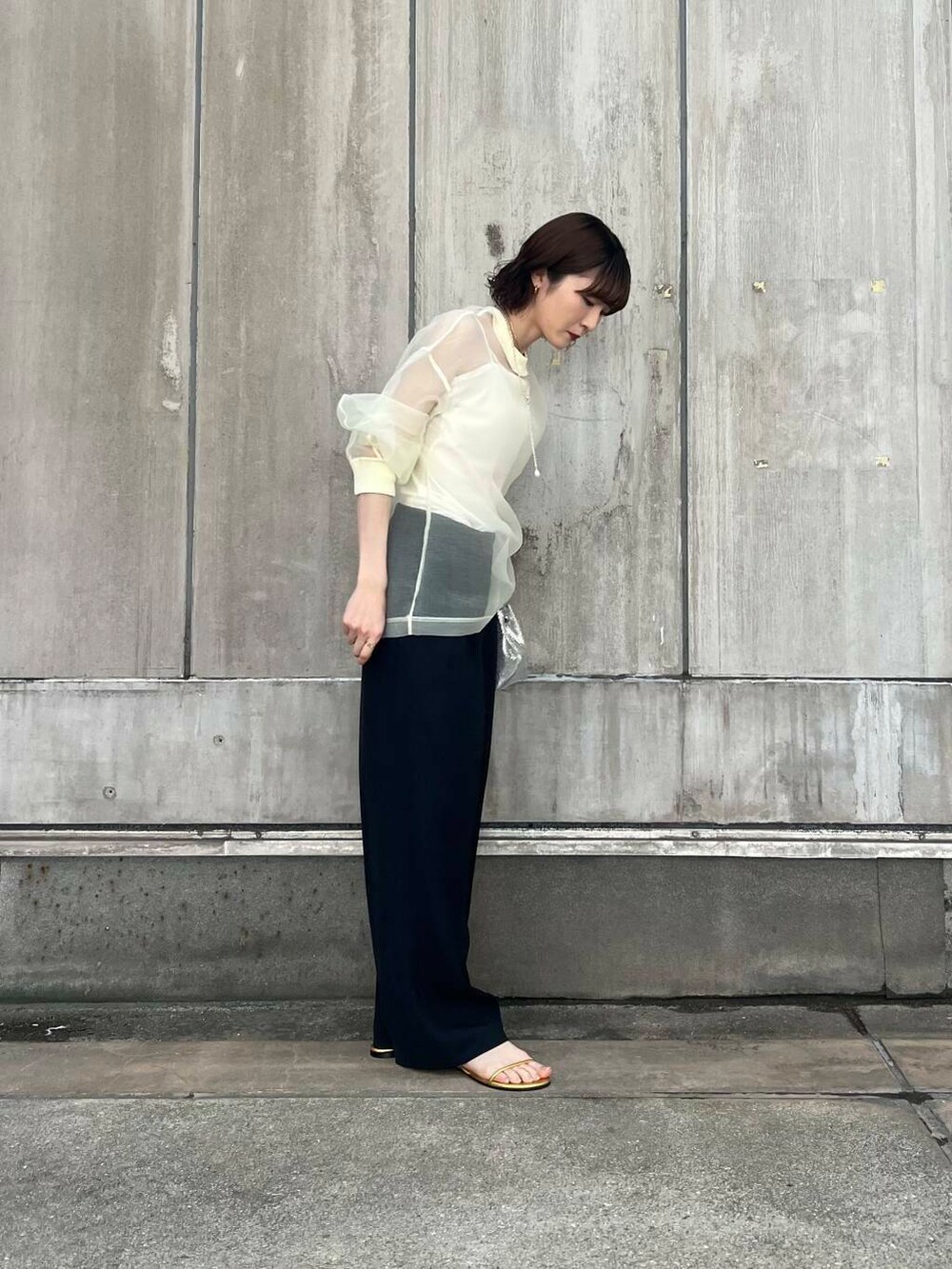 「URBANRESEARCH、休日スタイル、旅行コーデ」｜「URBAN RESEARCHのアセテートカップ付きキャミソール（キャミソール、ホワイト系）」を使った、araiさん（レディース・161cm）の春コーディネートの2枚目の写真