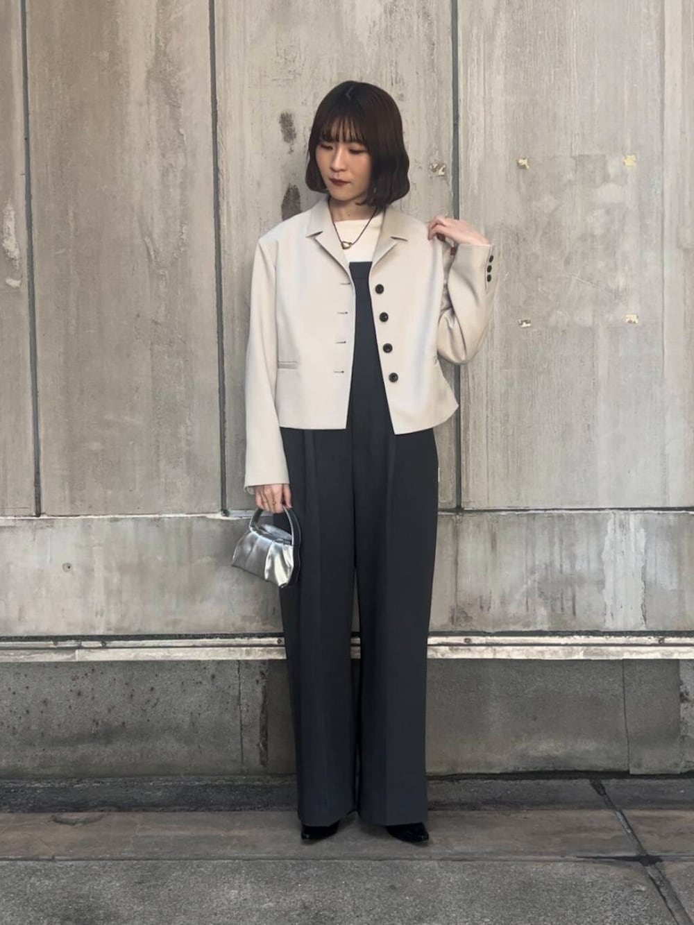 「アーバンリサーチ、パンプス、URBANRESEARCH、SonnyLabel、休日スタイル、ROSSO、ショートジャケット、旅行コーデ、春のジャケットスタイル」｜「URBAN RESEARCH Sonny LabelのスラブベーシックロングスリーブTシャツ（Tシャツ/カットソー、ホワイト系）」を使った、araiさん（レディース・161cm）の春コーディネートの4枚目の写真
