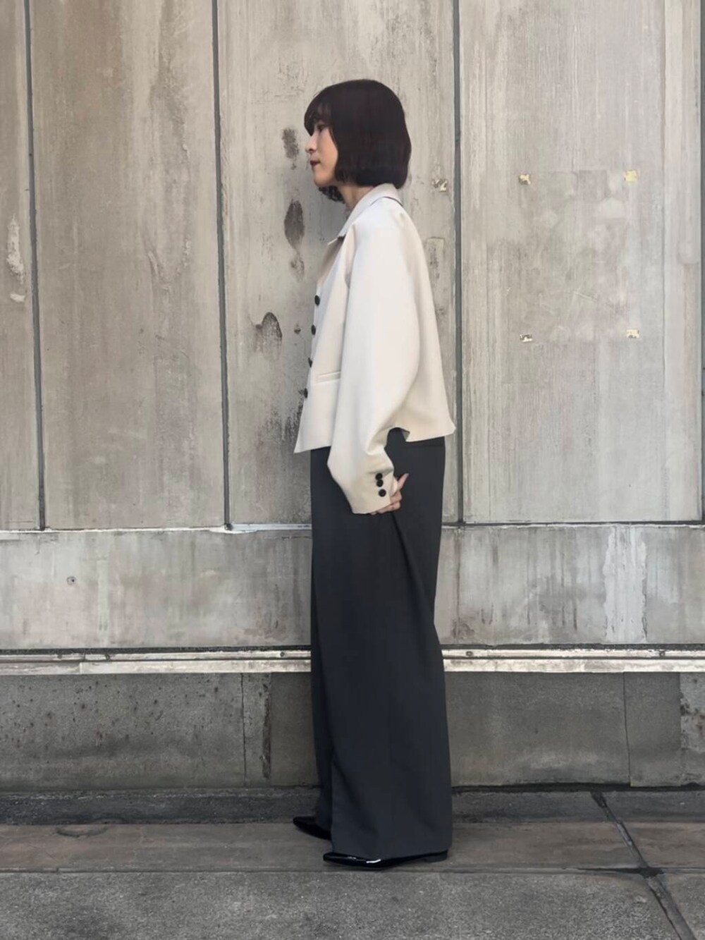 「アーバンリサーチ、パンプス、URBANRESEARCH、SonnyLabel、休日スタイル、ROSSO、ショートジャケット、旅行コーデ、春のジャケットスタイル」｜「URBAN RESEARCH Sonny LabelのスラブベーシックロングスリーブTシャツ（Tシャツ/カットソー、ホワイト系）」を使った、araiさん（レディース・161cm）の春コーディネートの2枚目の写真