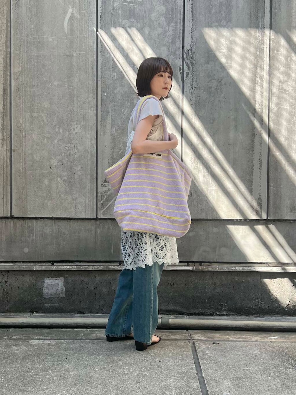 「アーバンリサーチ、デニム、Tシャツ、URBANRESEARCH、サンダル、パンツスタイル、夏、休日スタイル、サンダルコーデ、旅行コーデ、暑い、イエべ秋、イエべ、テーマパークコーデ、bongust」｜「URBAN RESEARCHのインドレースベアキャミワンピース（ワンピース、ホワイト系）」を使った、araiさん（レディース・161cm）の春コーディネートの2枚目の写真