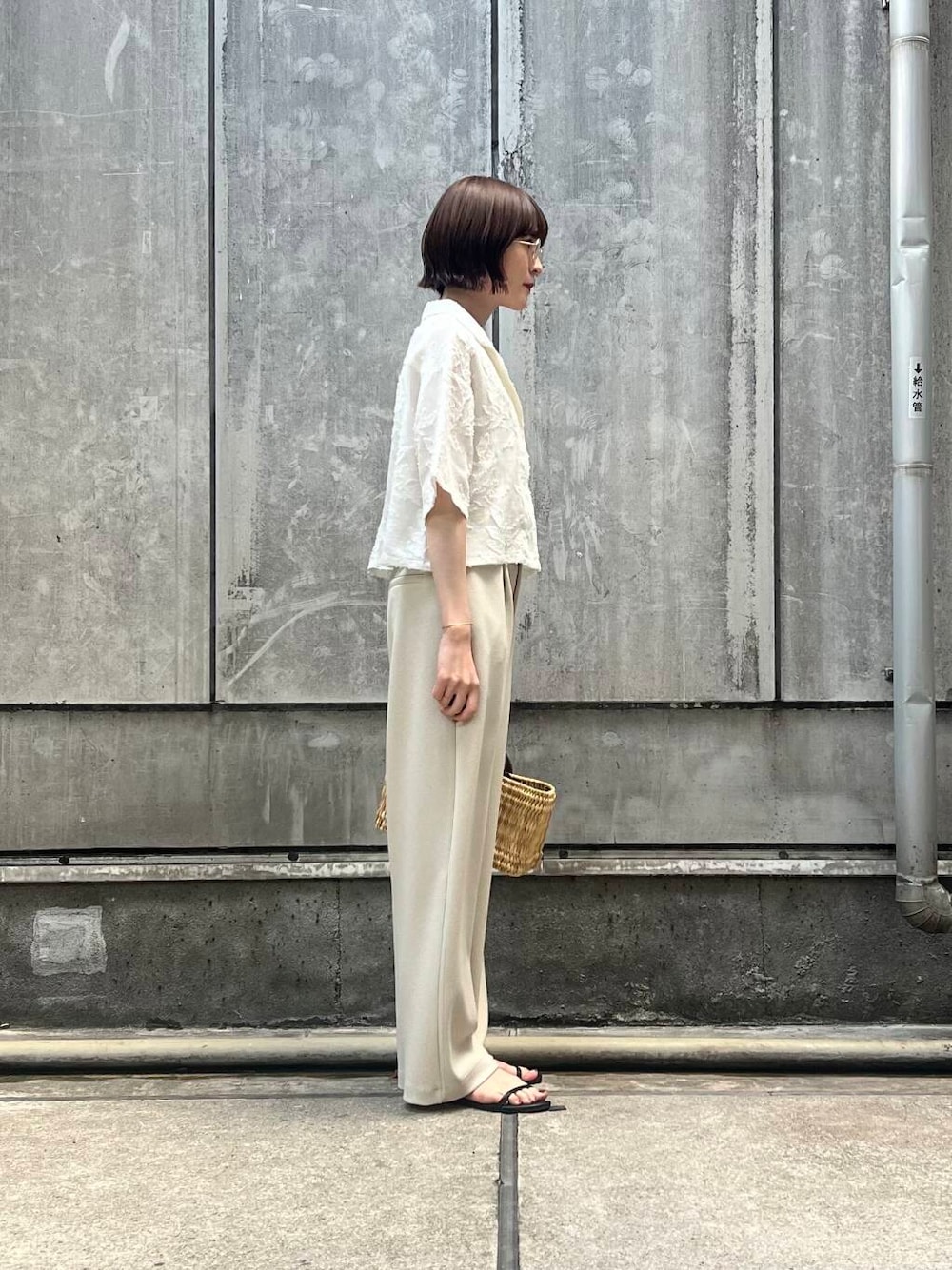「シャツ、アーバンリサーチ、URBANRESEARCH、夏、かごバッグ、サンダルコーデ、メガネコーデ、カラーグラス」｜「KANEKO OPTICALの『別注』KANEKO OPTICAL×URBAN RESEARCH　URA-9（メガネ、ゴールド系）」を使った、araiさん（レディース・161cm）の春コーディネートの2枚目の写真