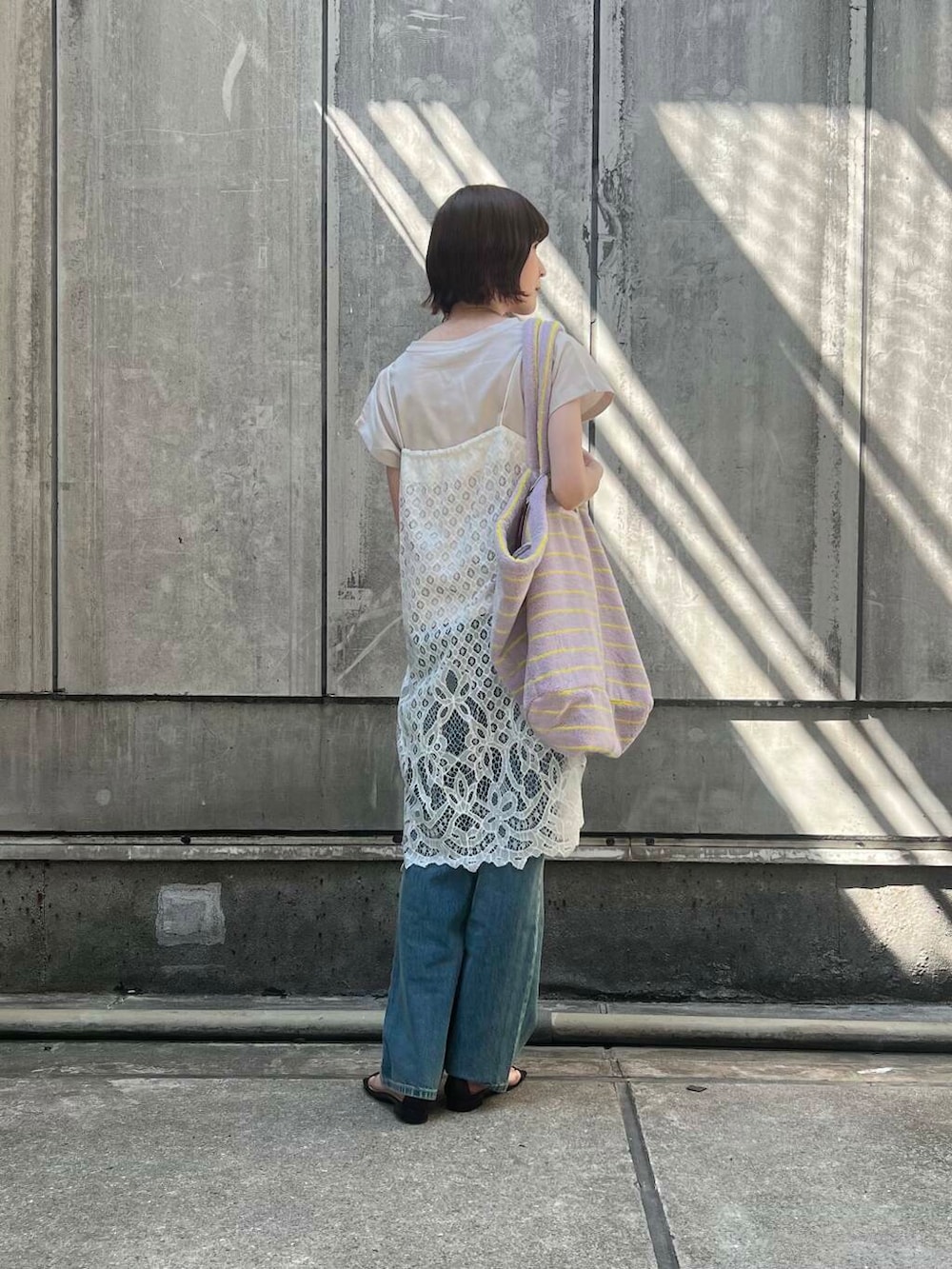 「アーバンリサーチ、デニム、Tシャツ、URBANRESEARCH、サンダル、パンツスタイル、夏、休日スタイル、サンダルコーデ、旅行コーデ、暑い、イエべ秋、イエべ、テーマパークコーデ、bongust」｜「URBAN RESEARCHのインドレースベアキャミワンピース（ワンピース、ホワイト系）」を使った、araiさん（レディース・161cm）の春コーディネートの3枚目の写真