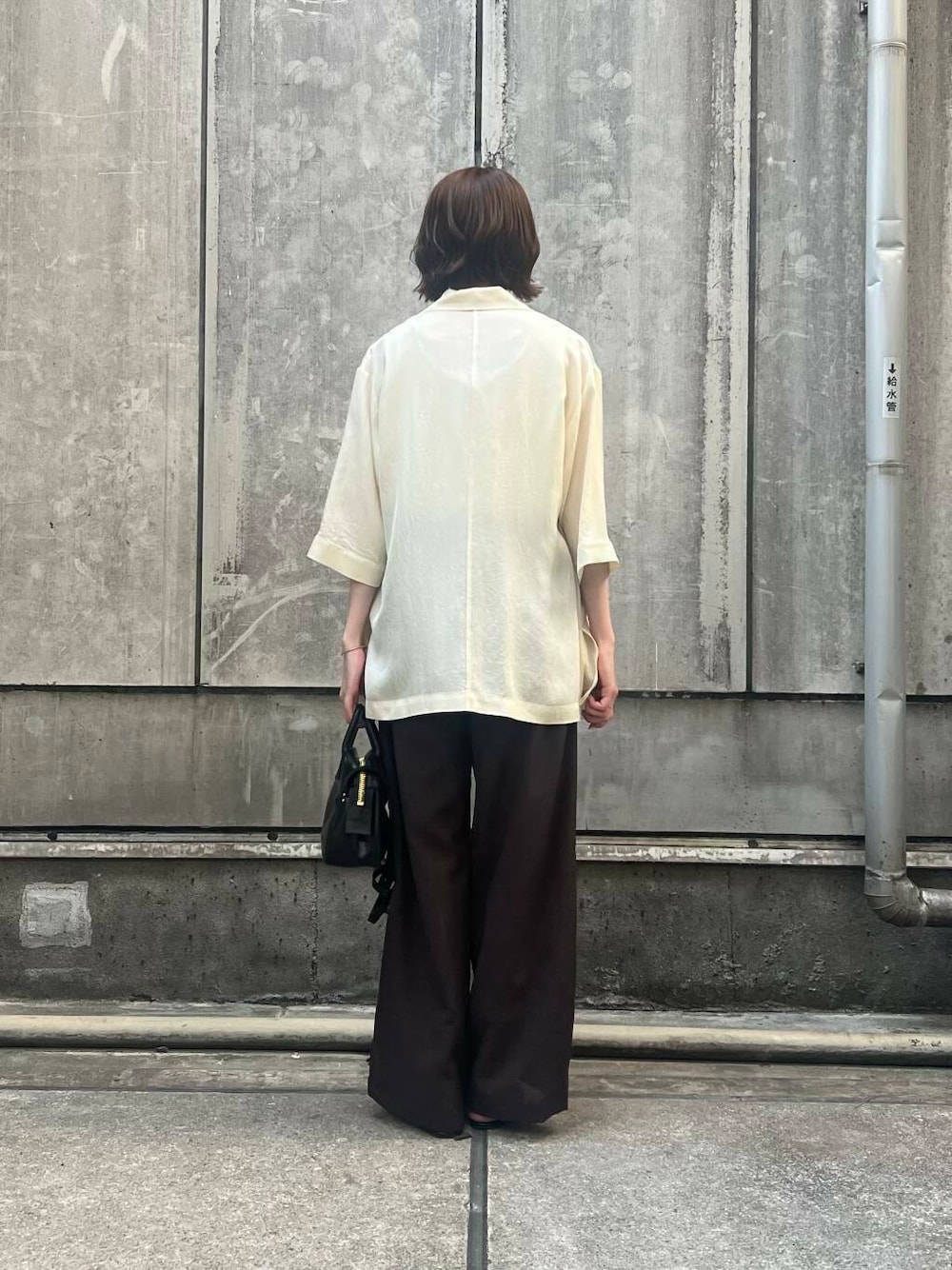 「アーバンリサーチ、ジャケット、メガネ、イージーパンツ、ブラウン、URBANRESEARCH、サンダル、パンツスタイル、夏、休日スタイル、ROSSO、PIENI、サンダルコーデ、旅行コーデ、眼鏡コーデ」｜「PIENIのPIENI　BOSTON with strap（ショルダーバッグ、ブラック系）」を使った、araiさん（レディース・161cm）の夏コーディネートの3枚目の写真