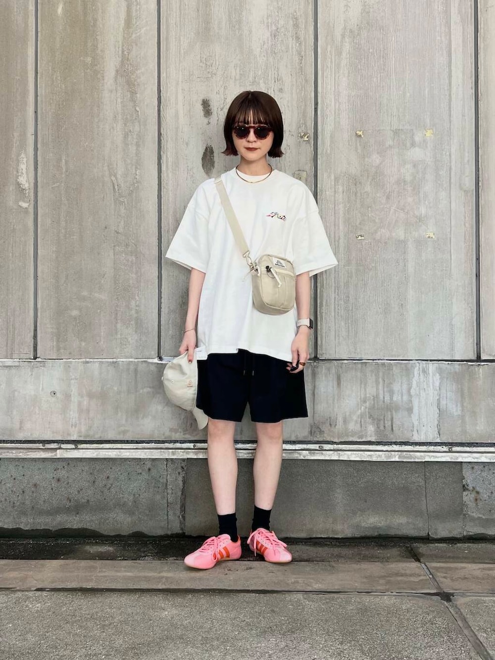 「アーバンリサーチ、Tシャツ、サングラス、オーバーサイズ、URBANRESEARCH、メンズライク、アウトドア、夏、休日スタイル、フェスコーデ、GREGORY、メンズライクコーデ、アウトドアコーデ、ショーツコーデ、widedad」｜araiさん（レディース・161cm）の春コーディネートの2枚目の写真