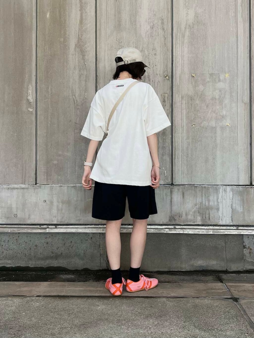 「アーバンリサーチ、Tシャツ、サングラス、オーバーサイズ、URBANRESEARCH、メンズライク、アウトドア、夏、休日スタイル、フェスコーデ、GREGORY、メンズライクコーデ、アウトドアコーデ、ショーツコーデ、widedad」｜araiさん（レディース・161cm）の春コーディネートの3枚目の写真