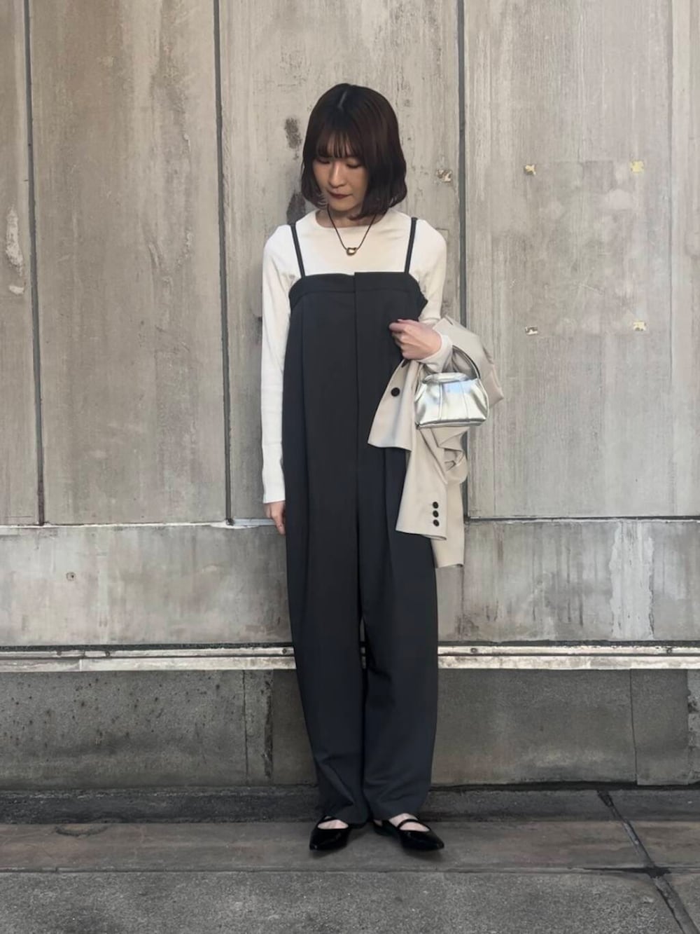 「アーバンリサーチ、パンプス、URBANRESEARCH、SonnyLabel、休日スタイル、ROSSO、ショートジャケット、旅行コーデ、春のジャケットスタイル」｜「URBAN RESEARCH Sonny LabelのスラブベーシックロングスリーブTシャツ（Tシャツ/カットソー、ホワイト系）」を使った、araiさん（レディース・161cm）の春コーディネートの6枚目の写真