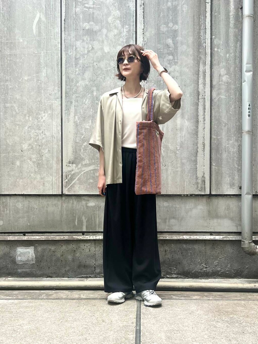 「シャツ、アーバンリサーチ、ワイドパンツ、サングラス、URBANRESEARCH、トートバッグ、スニーカーコーデ、パンツスタイル、夏、休日スタイル、キュプラ、旅行コーデ、decor、デコール、イエべ秋」｜「URBAN RESEARCHのタックギャザーストレートパンツ（その他パンツ、ブラック系）」を使った、araiさん（レディース・161cm）の春コーディネートの2枚目の写真