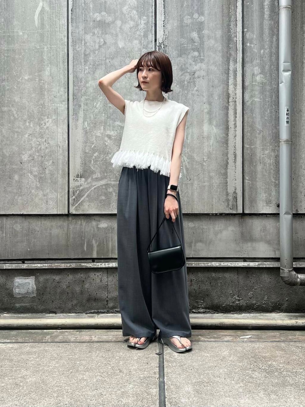 「アーバンリサーチ、イージーパンツ、URBANRESEARCH、サンダル、夏、サマーニット、休日スタイル、ROSSO、サンダルコーデ、旅行コーデ、暑い、イエべ秋、イエべ、paes」｜「ITTIの『別注』ITTI×URBAN RESEARCH　MICHELLE ERRAND POUCH（ショルダーバッグ、ブラック系）」を使った、araiさん（レディース・161cm）の春コーディネートの3枚目の写真