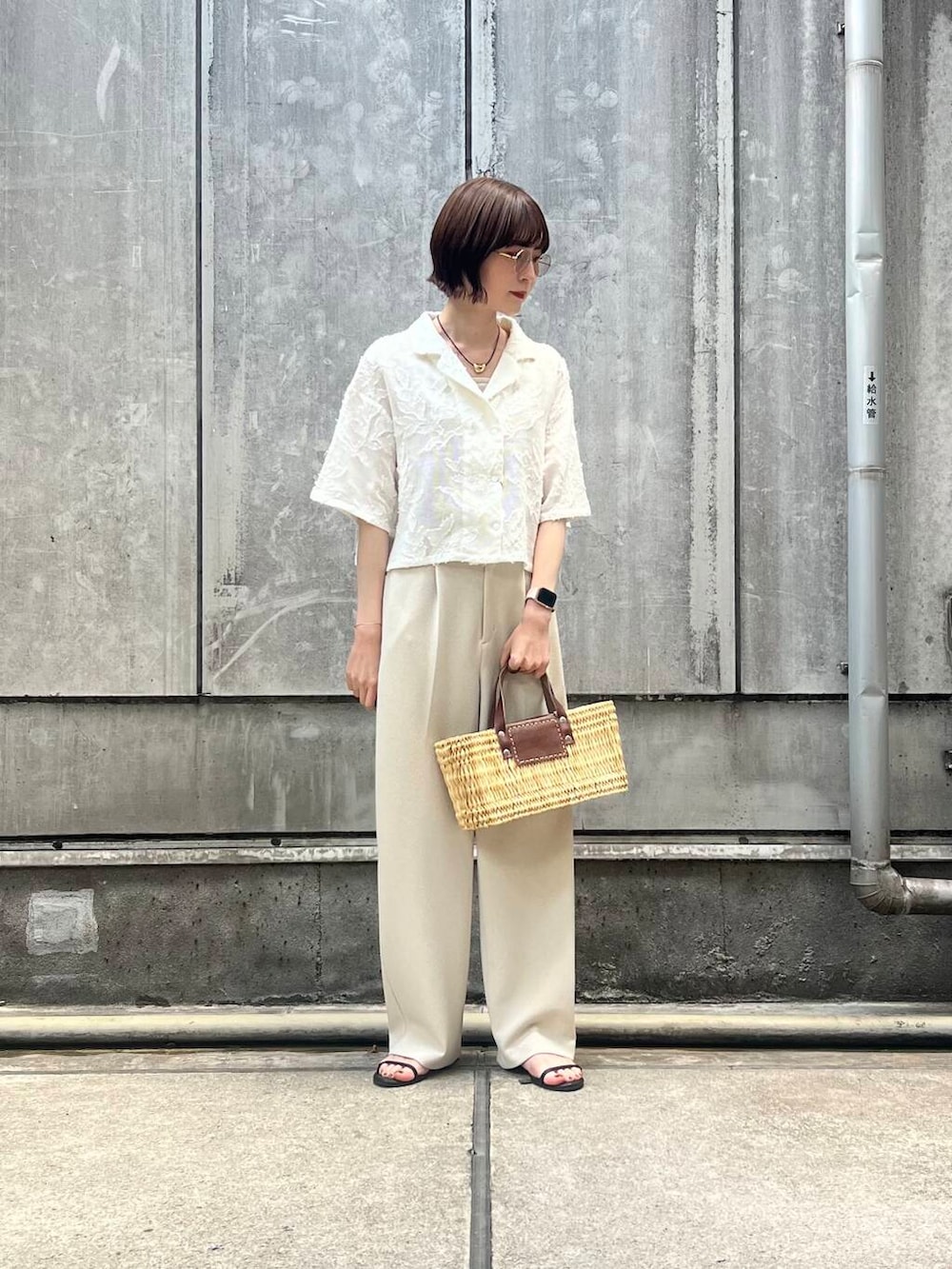 「シャツ、アーバンリサーチ、URBANRESEARCH、夏、かごバッグ、サンダルコーデ、メガネコーデ、カラーグラス」｜「KANEKO OPTICALの『別注』KANEKO OPTICAL×URBAN RESEARCH　URA-9（メガネ、ゴールド系）」を使った、araiさん（レディース・161cm）の春コーディネートの3枚目の写真