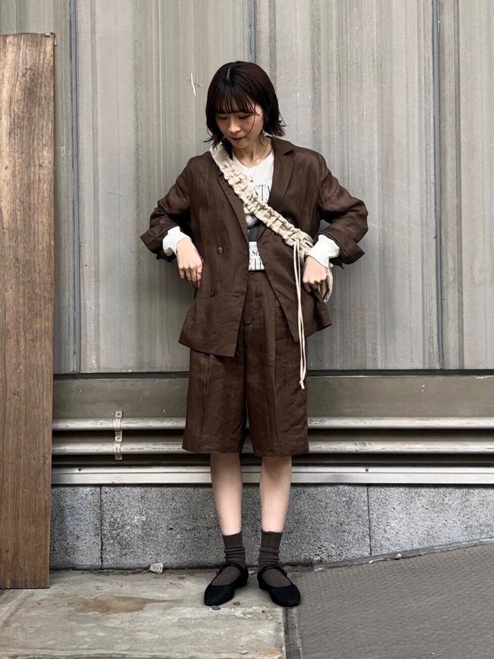 「ジャケット、セットアップ、ブラウン、URBANRESEARCH、リネン、newarrival、ハーフパンツ、ROSSO、ラミー」｜「URBAN RESEARCHのグラフィックロングスリーブカットソー（Tシャツ/カットソー、その他）」を使った、araiさん（レディース・161cm）の春コーディネートの4枚目の写真