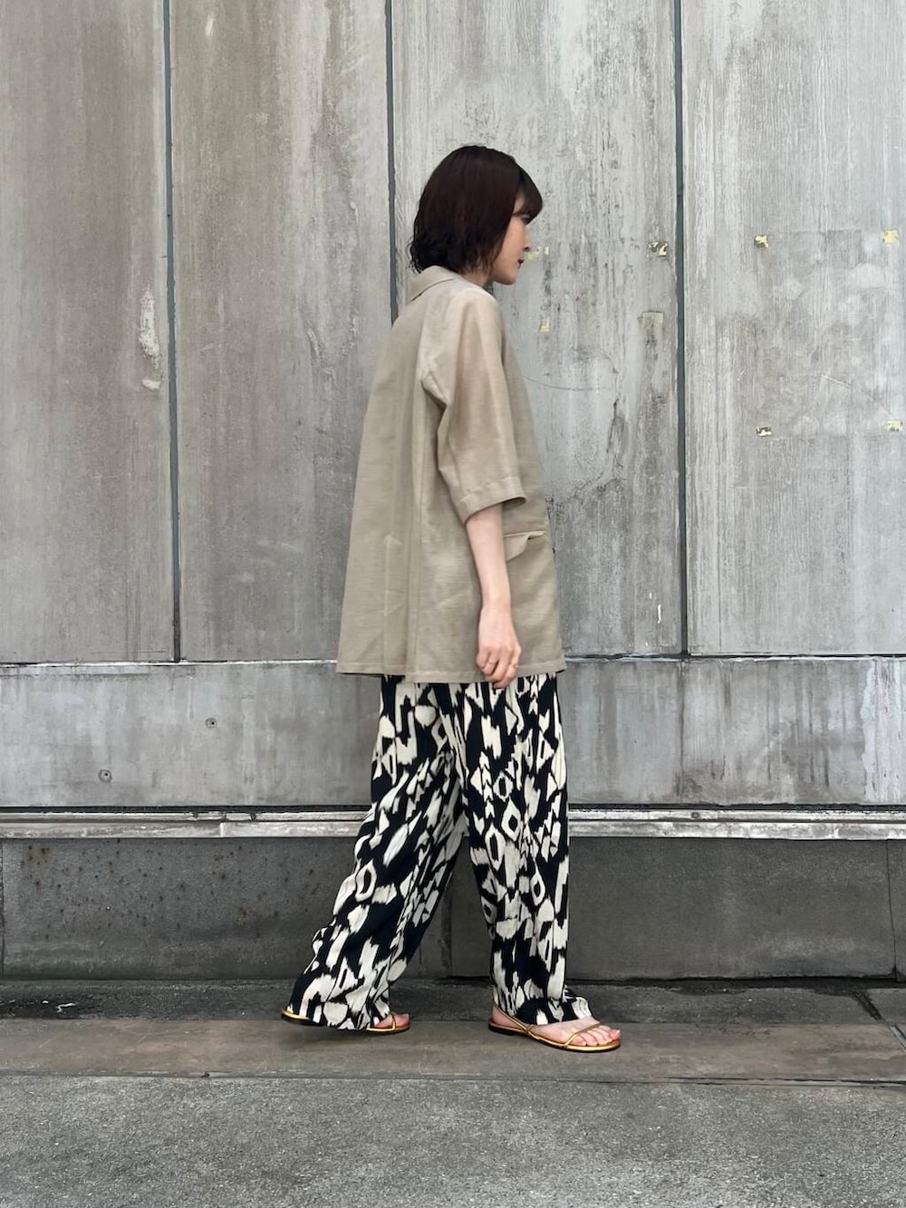 「ジャケット、URBANRESEARCH、サンダル、シアー、柄パンツ、休日スタイル、サンダルコーデ、綺麗目コーデ、プリントパンツ、旅行コーデ、初夏のお出掛けコーデ」｜「URBAN RESEARCHのシアーメッシュハーフスリーブジャケット（その他アウター、ベージュ系）」を使った、araiさん（レディース・161cm）の春コーディネートの2枚目の写真