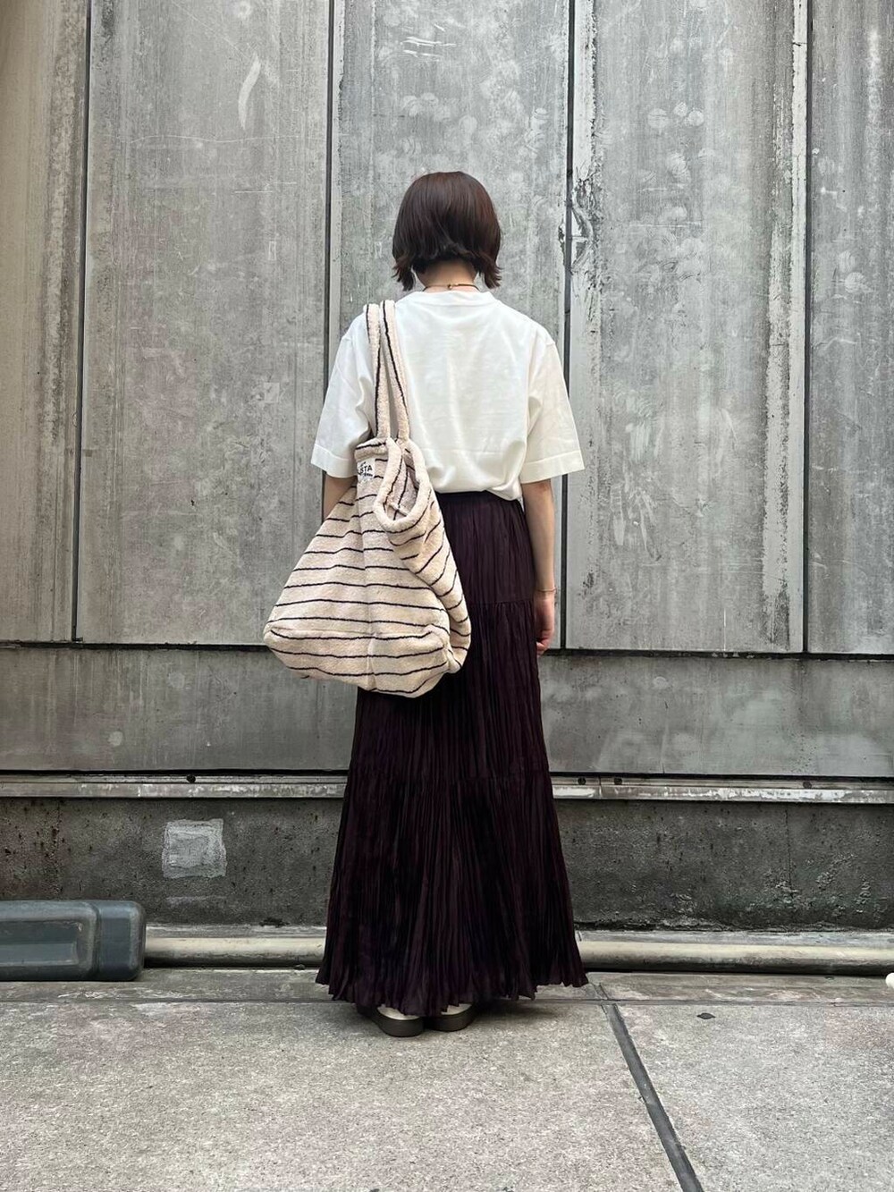「アーバンリサーチ、スカート、URBANRESEARCH、スニーカーコーデ、夏、休日スタイル、旅行コーデ、イエべ秋、イエべ、bongust」｜「KANEKO OPTICALの『別注』KANEKO OPTICAL×URBAN RESEARCH　URA-9（メガネ、ゴールド系）」を使った、araiさん（レディース・161cm）の春コーディネートの3枚目の写真
