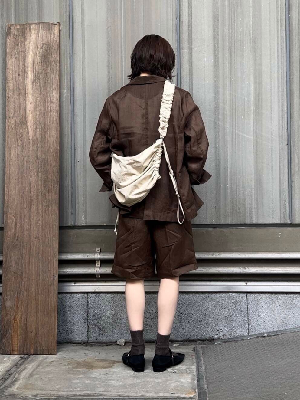 「ジャケット、セットアップ、ブラウン、URBANRESEARCH、リネン、newarrival、ハーフパンツ、ROSSO、ラミー」｜「URBAN RESEARCHのグラフィックロングスリーブカットソー（Tシャツ/カットソー、その他）」を使った、araiさん（レディース・161cm）の春コーディネートの2枚目の写真