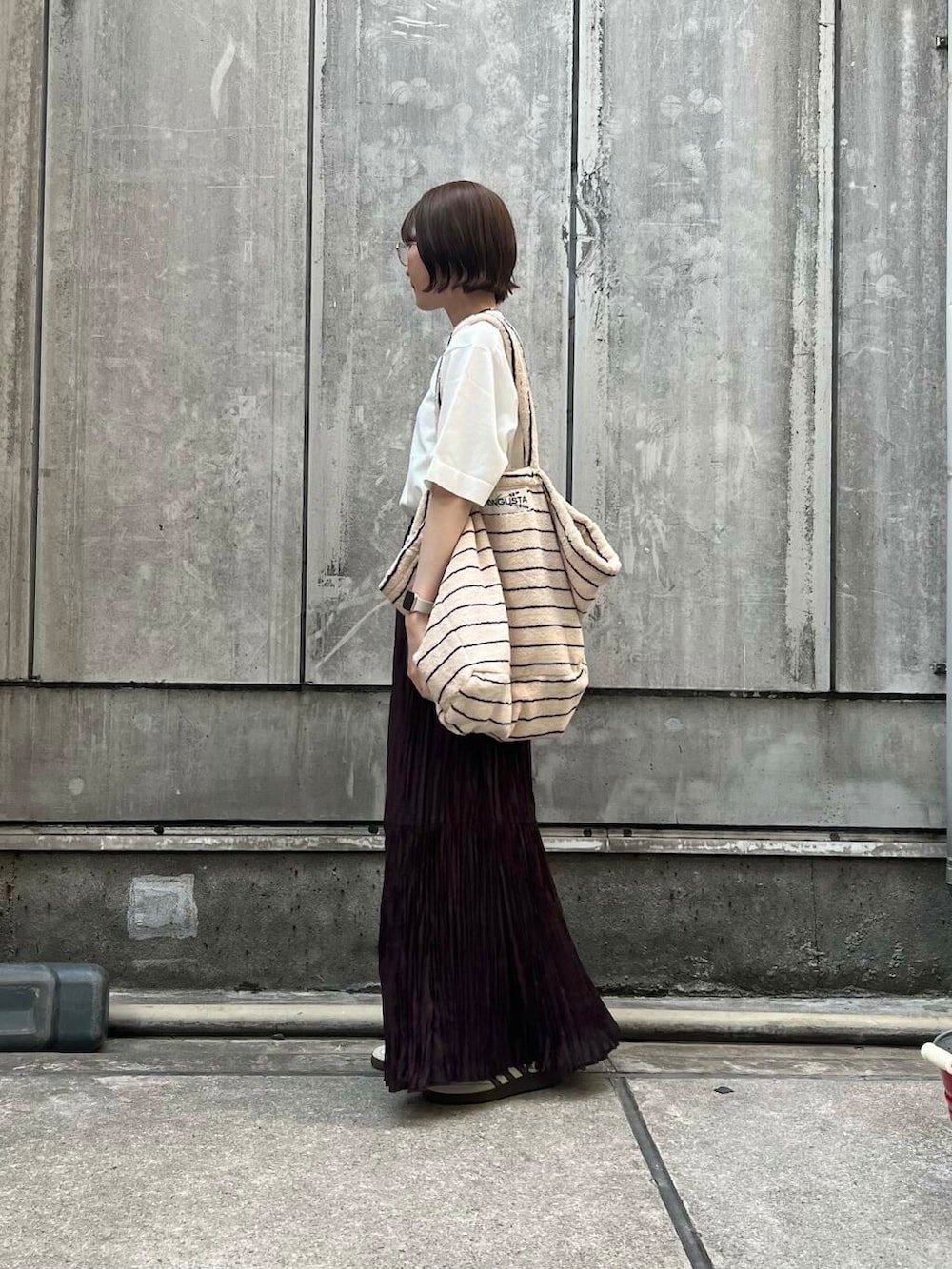 「アーバンリサーチ、スカート、URBANRESEARCH、スニーカーコーデ、夏、休日スタイル、旅行コーデ、イエべ秋、イエべ、bongust」｜「KANEKO OPTICALの『別注』KANEKO OPTICAL×URBAN RESEARCH　URA-9（メガネ、ゴールド系）」を使った、araiさん（レディース・161cm）の春コーディネートの2枚目の写真