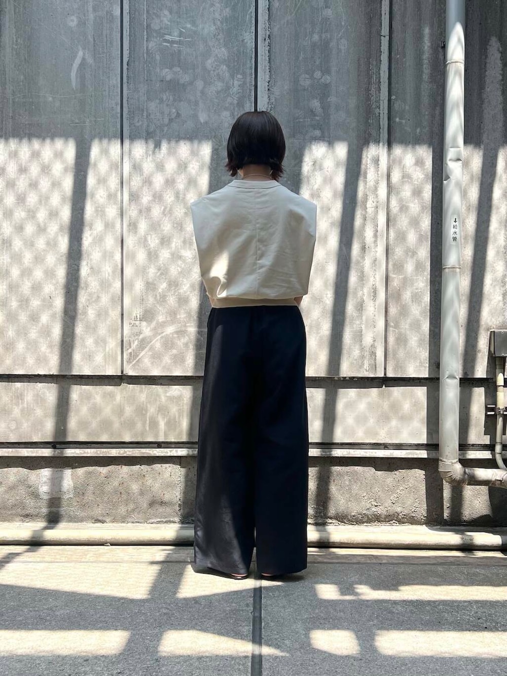 「アーバンリサーチ、URBANRESEARCH、パンツスタイル、夏、休日スタイル、ROSSO、サンダルコーデ、きれいめtシャツ」｜「LAATOのfast dry no sleeve festee（Tシャツ/カットソー、ホワイト系）」を使った、araiさん（レディース・161cm）の春コーディネートの2枚目の写真