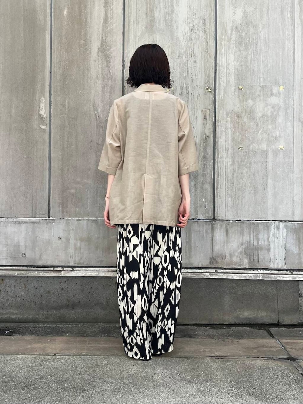 「ジャケット、URBANRESEARCH、サンダル、シアー、柄パンツ、休日スタイル、サンダルコーデ、綺麗目コーデ、プリントパンツ、旅行コーデ、初夏のお出掛けコーデ」｜「URBAN RESEARCHのシアーメッシュハーフスリーブジャケット（その他アウター、ベージュ系）」を使った、araiさん（レディース・161cm）の春コーディネートの3枚目の写真