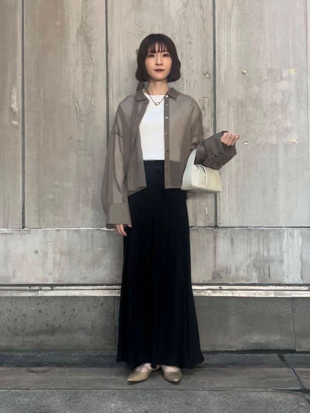 「URBANRESEARCH、SonnyLabel、シアー、春コーデ、春、休日スタイル、ROSSO、シアーシャツ、スカートコーデ、綺麗目コーデ、キュプラ、旅行コーデ」|「URBAN RESEARCH Sonny LabelのスラブベーシックロングスリーブTシャツ(Tシャツ/カットソー、ホワイト系)」を使った、araiさん(レディース・161cm)の春コーディネートの5枚目の写真