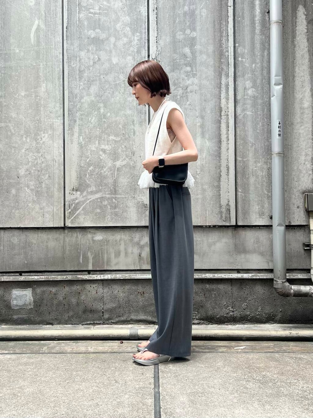 「アーバンリサーチ、イージーパンツ、URBANRESEARCH、サンダル、夏、サマーニット、休日スタイル、ROSSO、サンダルコーデ、旅行コーデ、暑い、イエべ秋、イエべ、paes」｜「ITTIの『別注』ITTI×URBAN RESEARCH　MICHELLE ERRAND POUCH（ショルダーバッグ、ブラック系）」を使った、araiさん（レディース・161cm）の春コーディネートの2枚目の写真