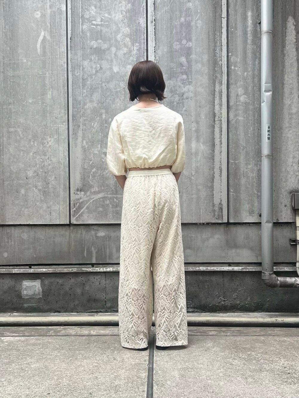 「アーバンリサーチ、URBANRESEARCH、サンダル、レース、パンツスタイル、夏、かごバッグ、休日スタイル、ROSSO、サンダルコーデ、淡色コーデ、淡色、旅行コーデ、decor、デコール」｜「URBAN RESEARCHのdecor『デコール』　Hematite6mmBallnecklace（ネックレス、シルバー系）」を使った、araiさん（レディース・161cm）の春コーディネートの3枚目の写真