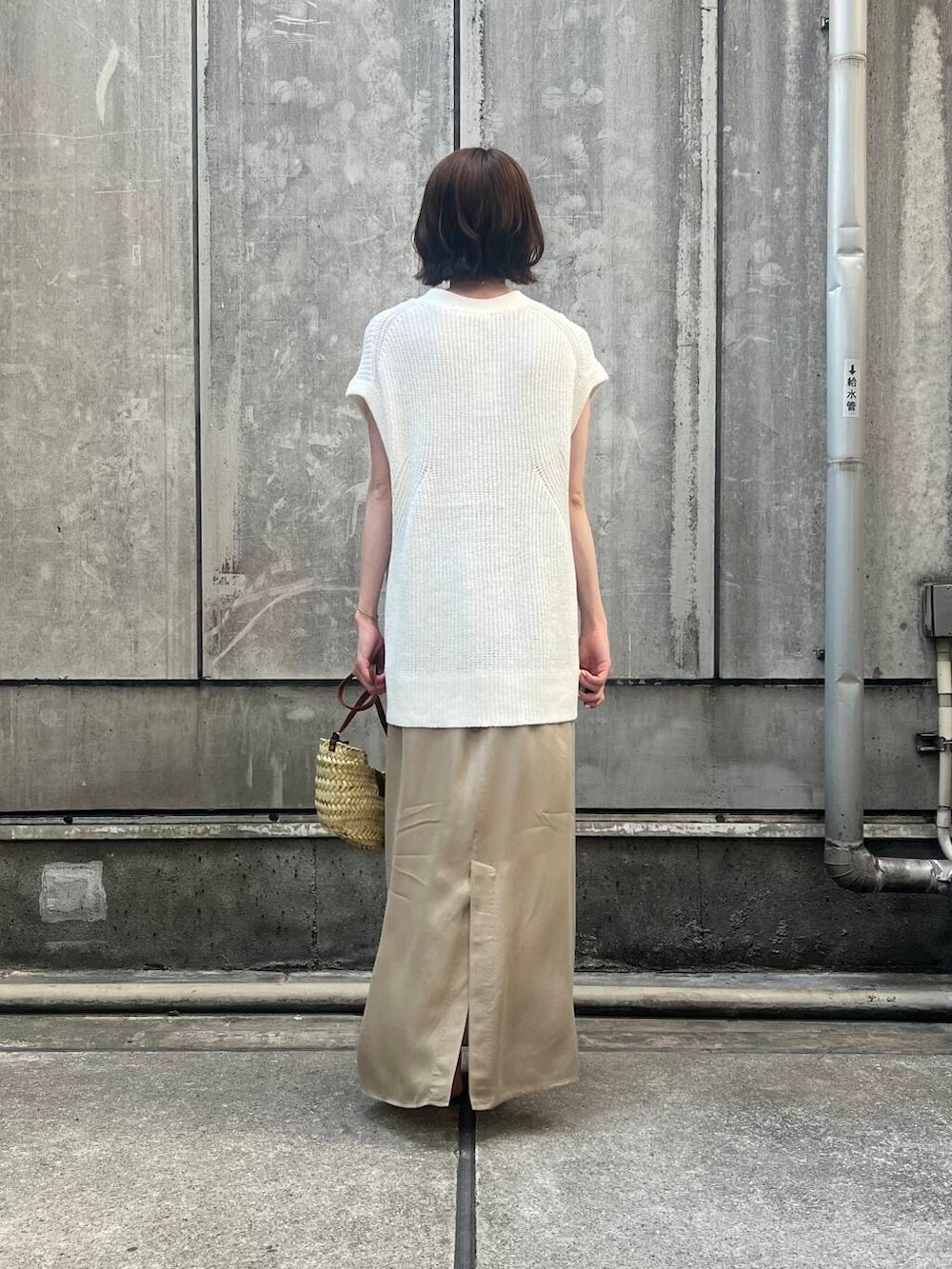「アーバンリサーチ、スカート、URBANRESEARCH、サンダル、夏、かごバッグ、サマーニット、休日スタイル、サンダルコーデ、スカートコーデ、旅行コーデ、暑い、イエべ秋、イエべ」｜「SMELLYのSMELLY so’　grain necklace（ネックレス、ゴールド系）」を使った、araiさん（レディース・161cm）の夏コーディネートの3枚目の写真
