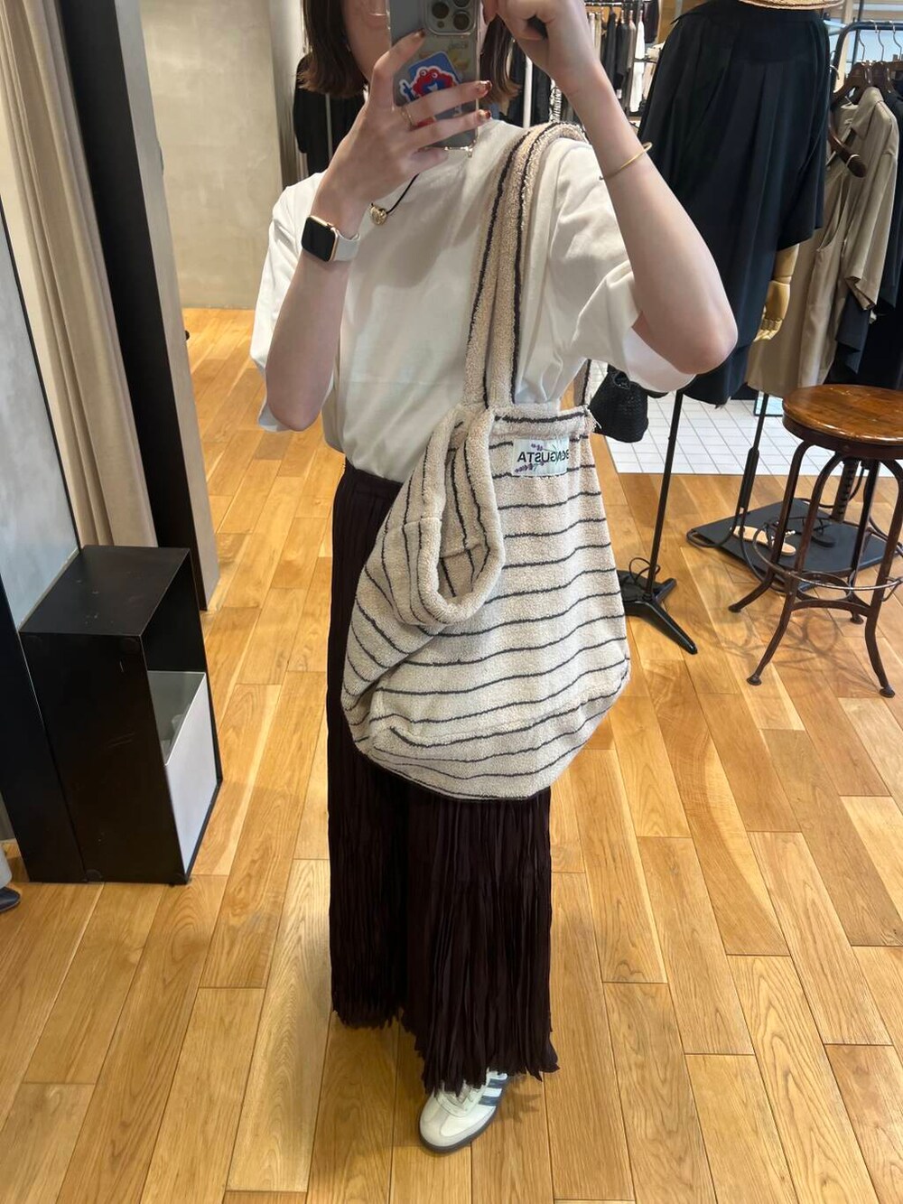 「アーバンリサーチ、スカート、URBANRESEARCH、スニーカーコーデ、夏、休日スタイル、旅行コーデ、イエべ秋、イエべ、bongust」｜「KANEKO OPTICALの『別注』KANEKO OPTICAL×URBAN RESEARCH　URA-9（メガネ、ゴールド系）」を使った、araiさん（レディース・161cm）の春コーディネートの4枚目の写真