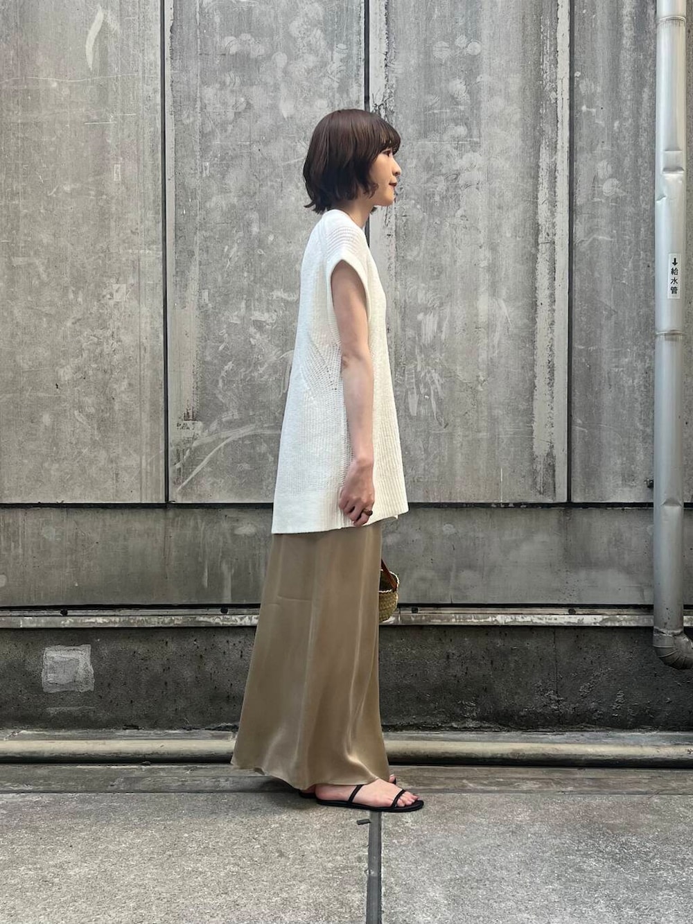 「アーバンリサーチ、スカート、URBANRESEARCH、サンダル、夏、かごバッグ、サマーニット、休日スタイル、サンダルコーデ、スカートコーデ、旅行コーデ、暑い、イエべ秋、イエべ」｜「SMELLYのSMELLY so’　grain necklace（ネックレス、ゴールド系）」を使った、araiさん（レディース・161cm）の夏コーディネートの2枚目の写真