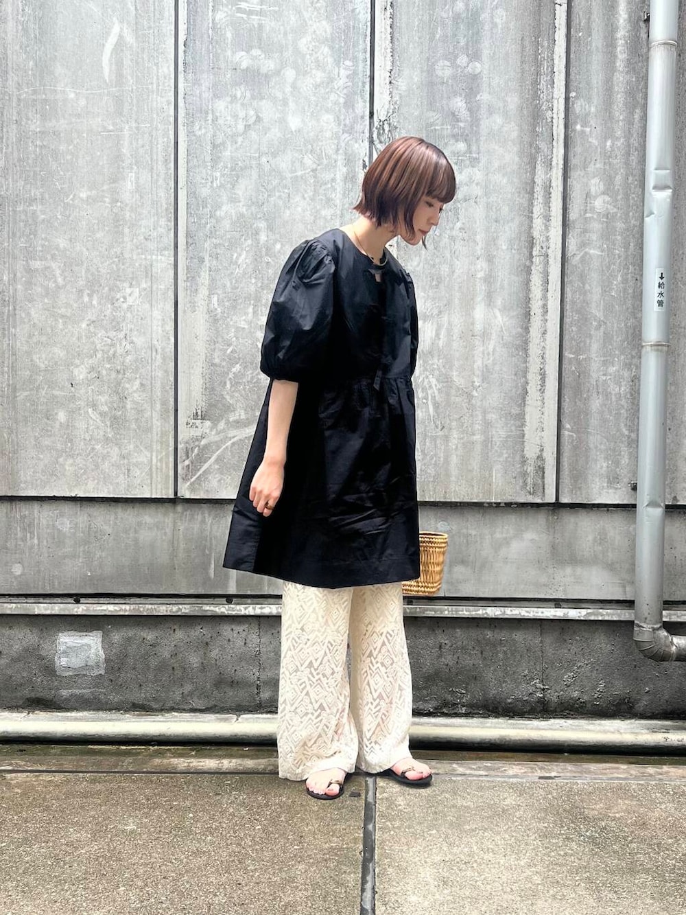 「アーバンリサーチ、イージーパンツ、URBANRESEARCH、サンダル、ブラック、パンツスタイル、夏、かごバッグ、休日スタイル、ROSSO、サンダルコーデ、旅行コーデ、暑い、イエべ秋、ganni」｜「URBAN RESEARCHのストローカゴバッグ（かごバッグ、ブラック系）」を使った、araiさん（レディース・161cm）の夏コーディネートの2枚目の写真