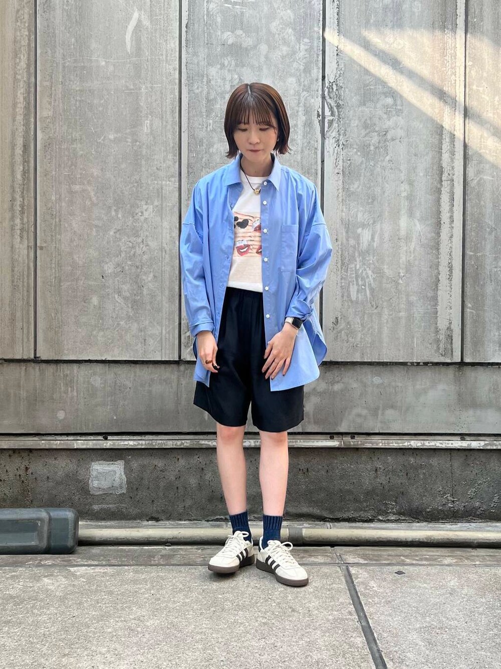 「アーバンリサーチ、Tシャツ、URBANRESEARCH、スニーカーコーデ、夏、ショーツ、休日スタイル、ハーフパンツ、シャツコーデ、キュプラ、イエべ秋、イエべ、テーマパークコーデ」｜「URBAN RESEARCHのブロードオーバーシャツ（シャツ/ブラウス、ブルー系）」を使った、araiさん（レディース・161cm）の春コーディネートの2枚目の写真
