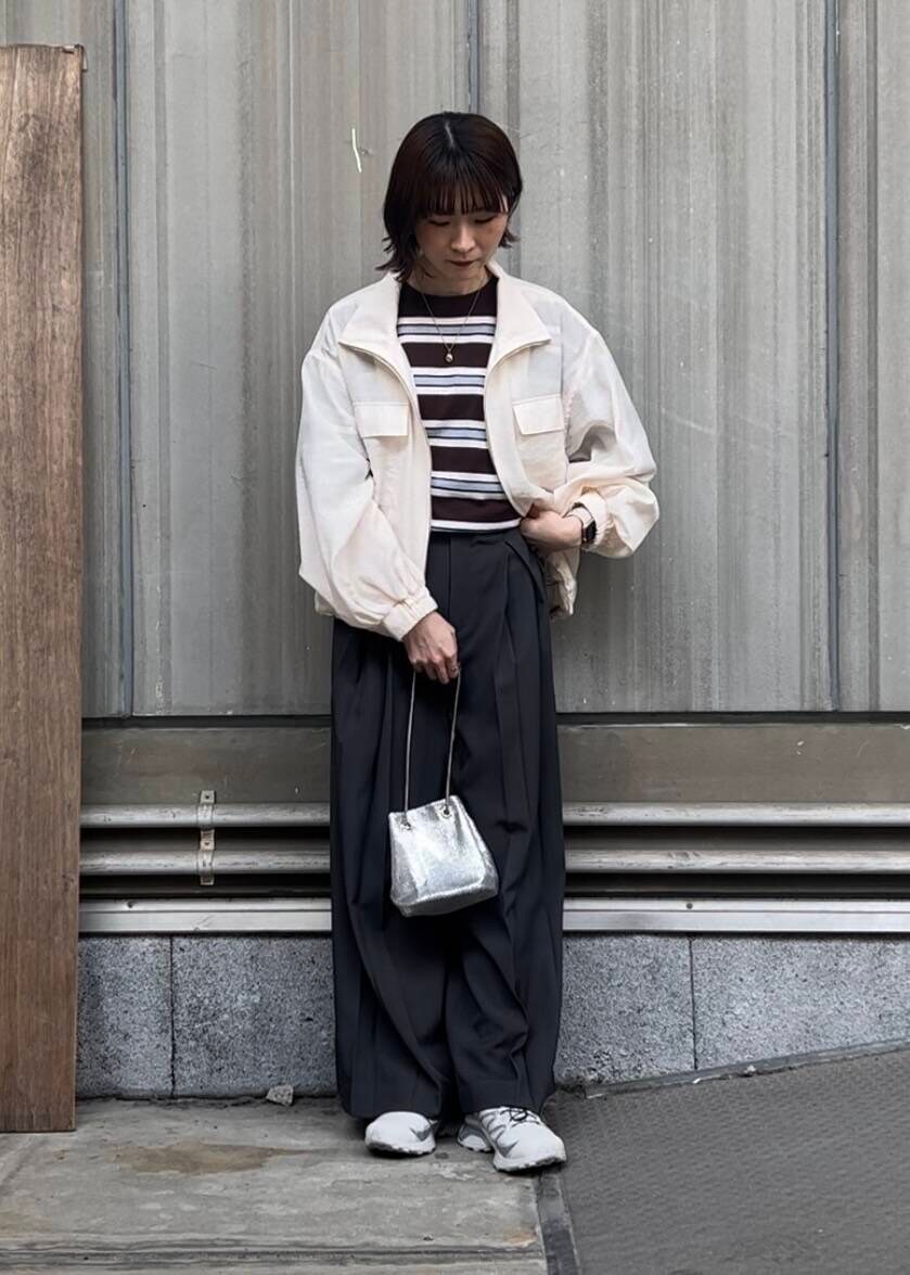 「URBANRESEARCH、ボーダー、ブルゾン、スニーカーコーデ、latto」｜「LAATOのwide tack pants（その他パンツ、グレー系）」を使った、araiさん（レディース・161cm）の春コーディネートの2枚目の写真