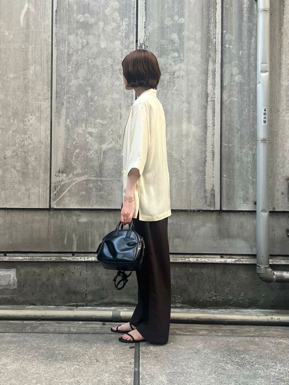 「アーバンリサーチ、ジャケット、メガネ、イージーパンツ、ブラウン、URBANRESEARCH、サンダル、パンツスタイル、夏、休日スタイル、ROSSO、PIENI、サンダルコーデ、旅行コーデ、眼鏡コーデ」｜「PIENIのPIENI　BOSTON with strap（ショルダーバッグ、ブラック系）」を使った、araiさん（レディース・161cm）の夏コーディネートの2枚目の写真