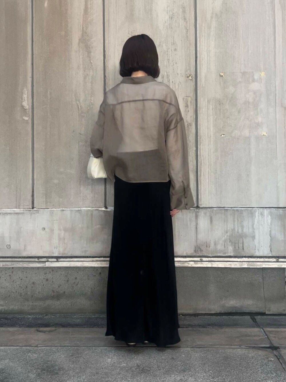 「URBANRESEARCH、SonnyLabel、シアー、春コーデ、春、休日スタイル、ROSSO、シアーシャツ、スカートコーデ、綺麗目コーデ、キュプラ、旅行コーデ」|「URBAN RESEARCH Sonny LabelのスラブベーシックロングスリーブTシャツ(Tシャツ/カットソー、ホワイト系)」を使った、araiさん(レディース・161cm)の春コーディネートの3枚目の写真