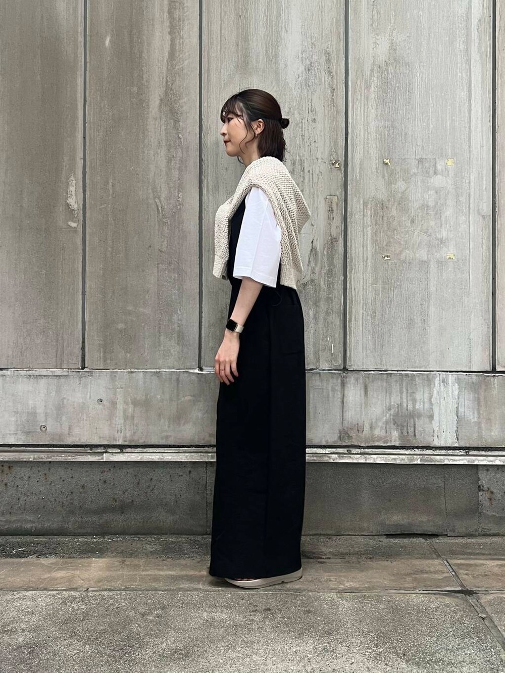 「アーバンリサーチ、オールインワン、URBANRESEARCH、アウトドア、夏、OOFOS、休日スタイル、旅行コーデ、イエべ秋、thousandmile、イエべ」｜「OOFOSのOOFOS　Ooriginal（サンダル、ベージュ系）」を使った、araiさん（レディース・161cm）の春コーディネートの3枚目の写真