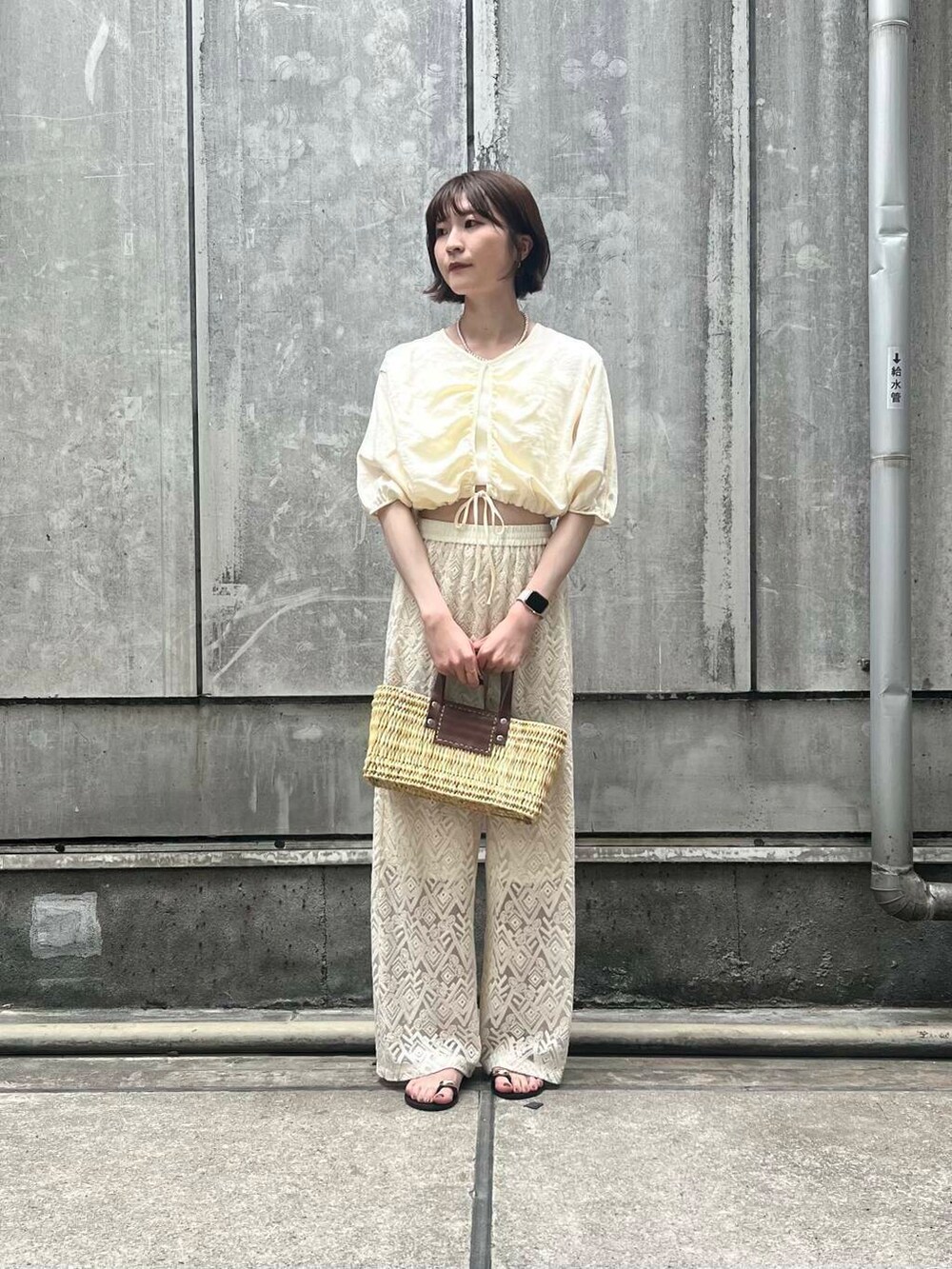 「アーバンリサーチ、URBANRESEARCH、サンダル、レース、パンツスタイル、夏、かごバッグ、休日スタイル、ROSSO、サンダルコーデ、淡色コーデ、淡色、旅行コーデ、decor、デコール」｜「URBAN RESEARCHのdecor『デコール』　Hematite6mmBallnecklace（ネックレス、シルバー系）」を使った、araiさん（レディース・161cm）の春コーディネートの2枚目の写真