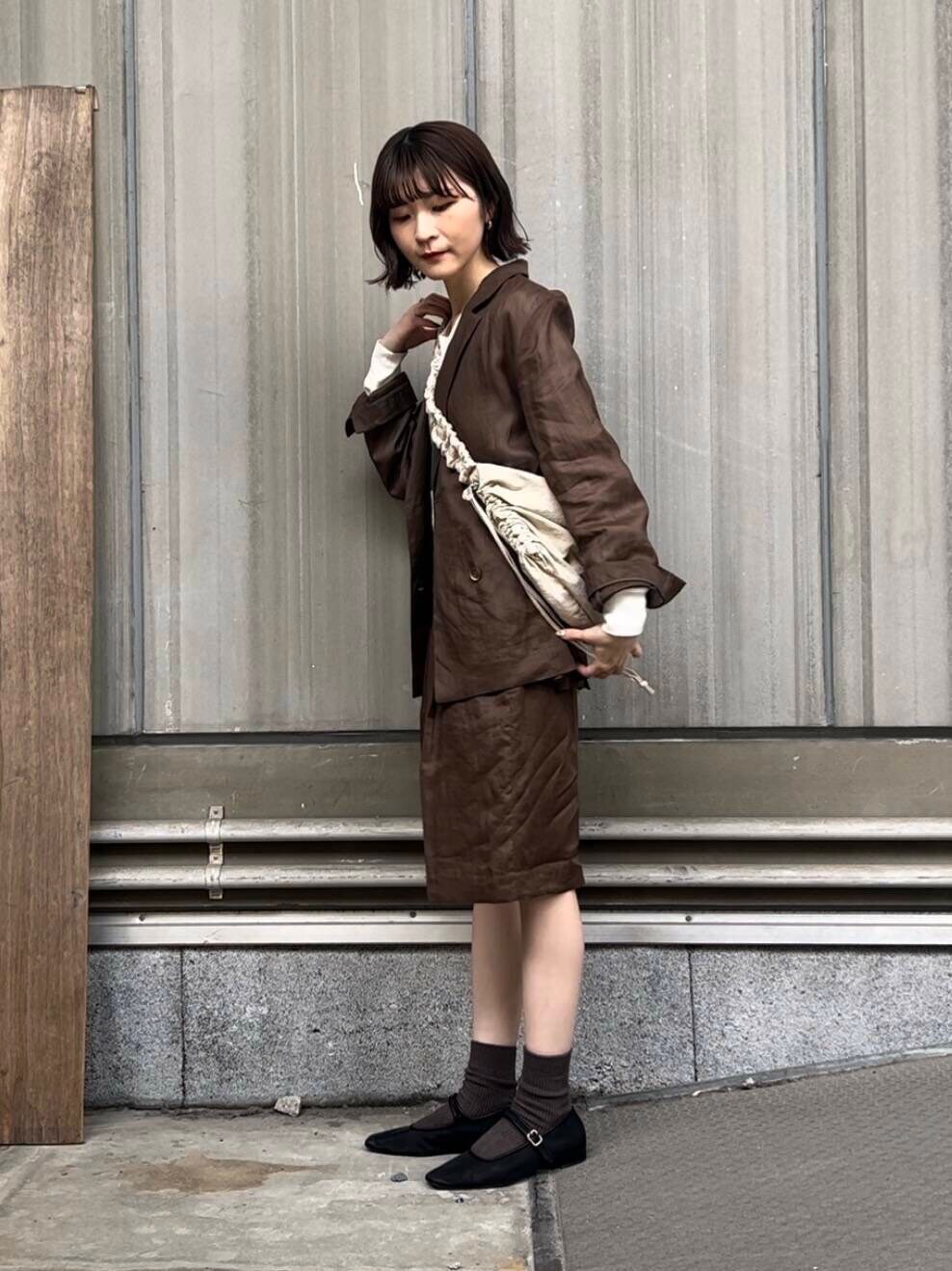 「ジャケット、セットアップ、ブラウン、URBANRESEARCH、リネン、newarrival、ハーフパンツ、ROSSO、ラミー」｜「URBAN RESEARCHのグラフィックロングスリーブカットソー（Tシャツ/カットソー、その他）」を使った、araiさん（レディース・161cm）の春コーディネートの3枚目の写真