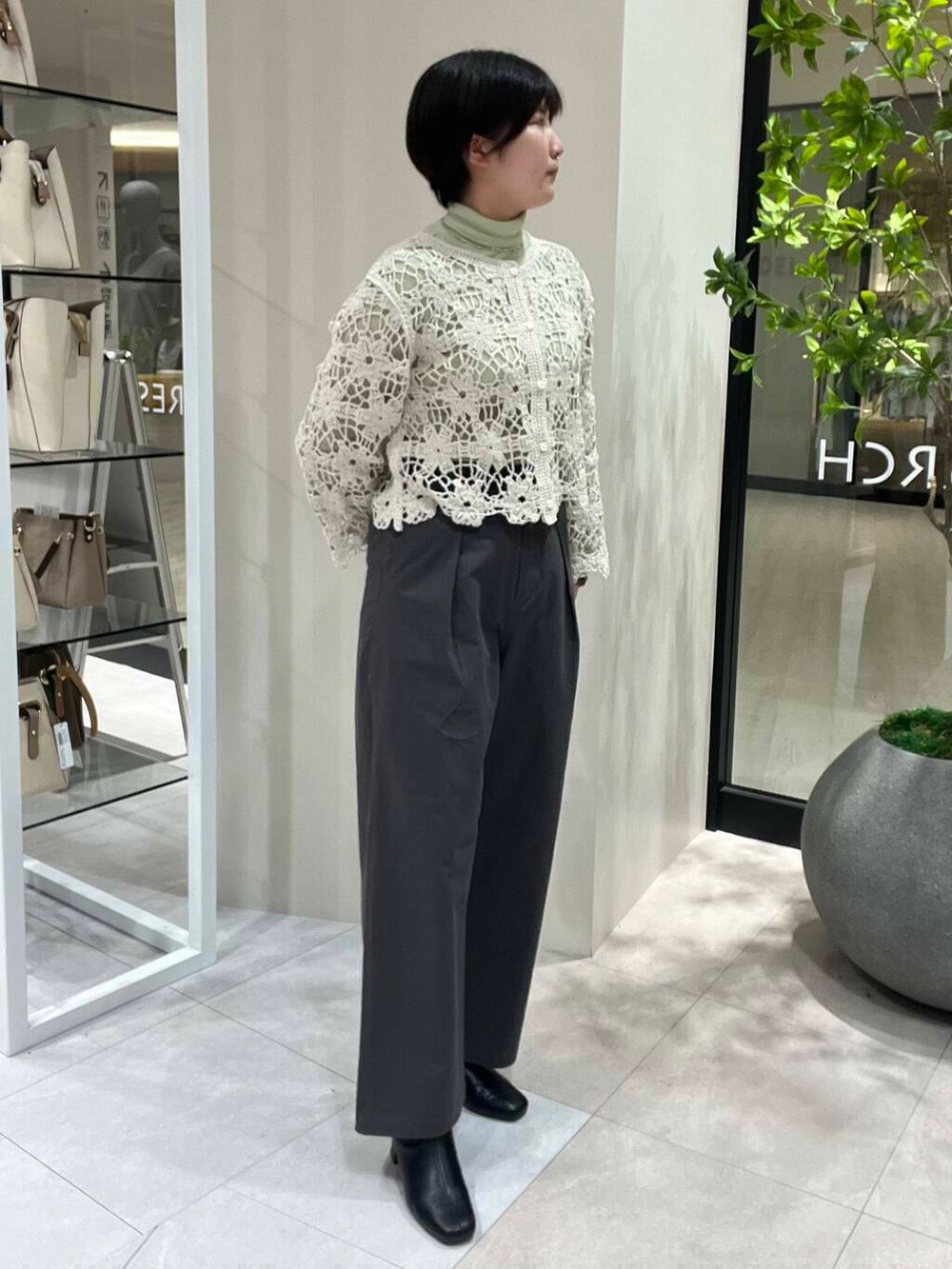 グレー系のその他パンツ、グリーン系のTシャツ/カットソー、ベージュ系のカーディガン/ボレロを着用したレディースの冬コーディネートの4枚目の写真